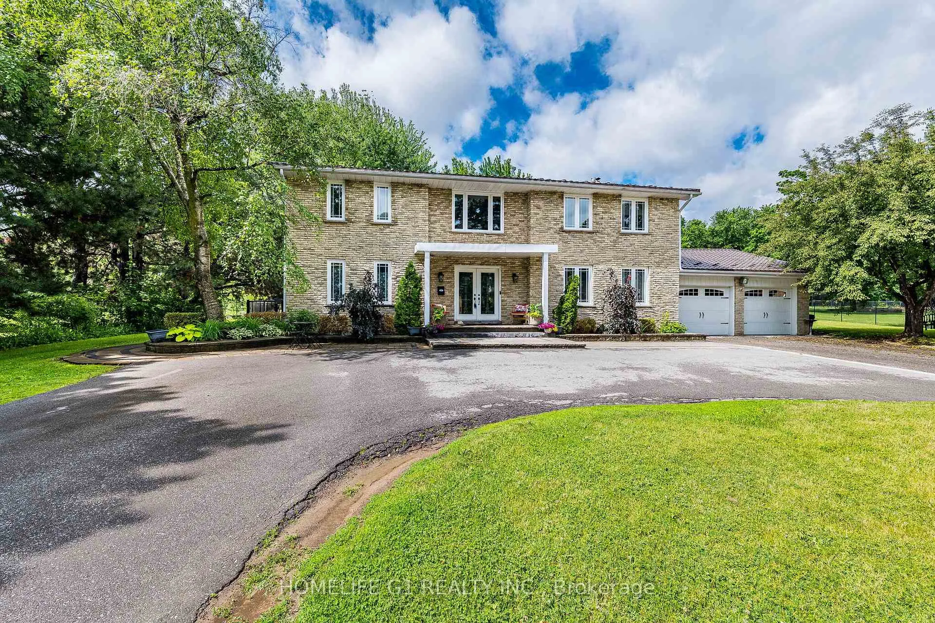 Photo 1 of 17 Crescent Hills Drive S, Brampton, Central Park — HOMEH