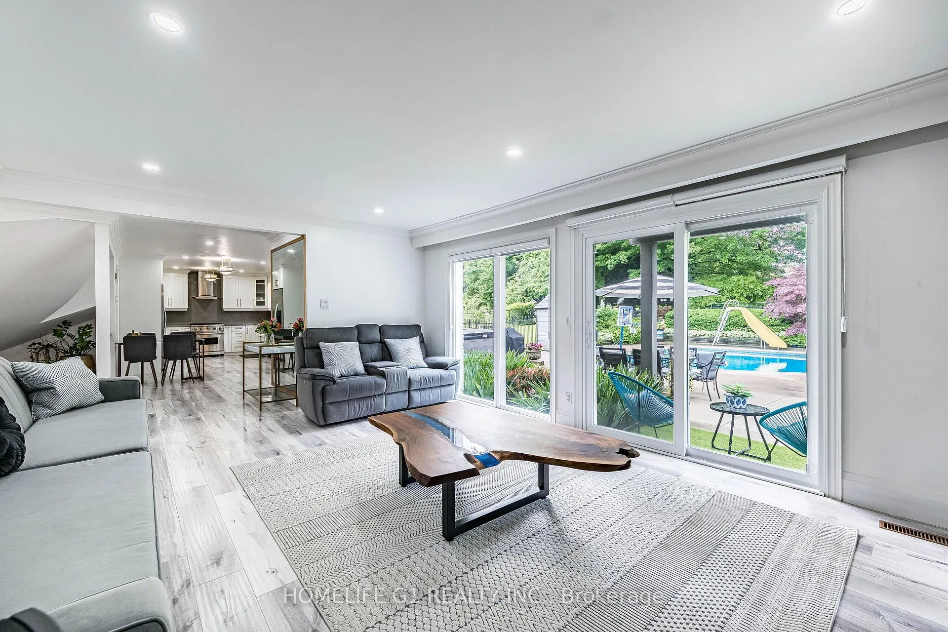 Photo 8 of 17 Crescent Hills Drive S, Brampton, Central Park — HOMEH