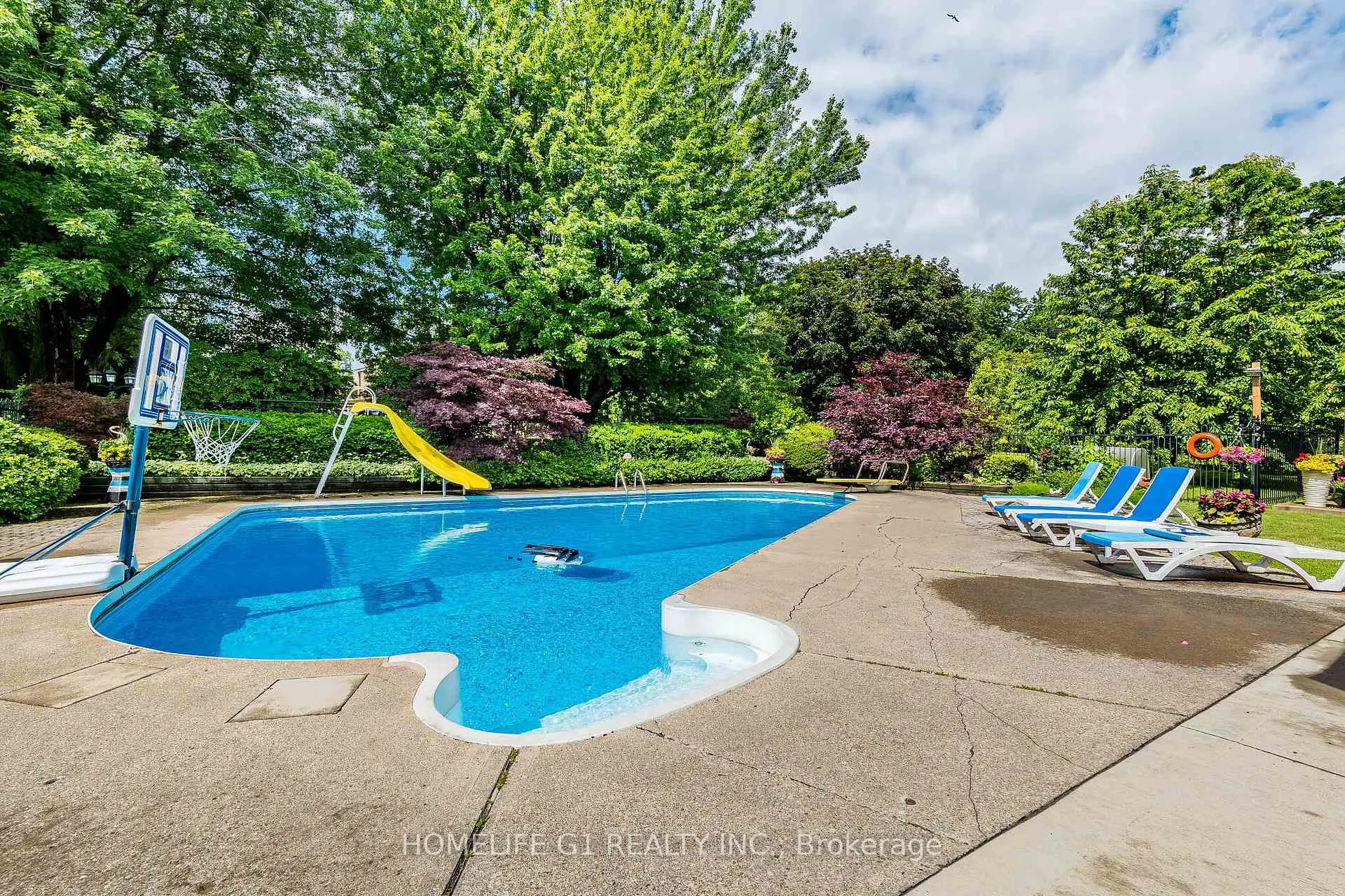 Photo 45 of 17 Crescent Hills Drive S, Brampton, Central Park — HOMEH