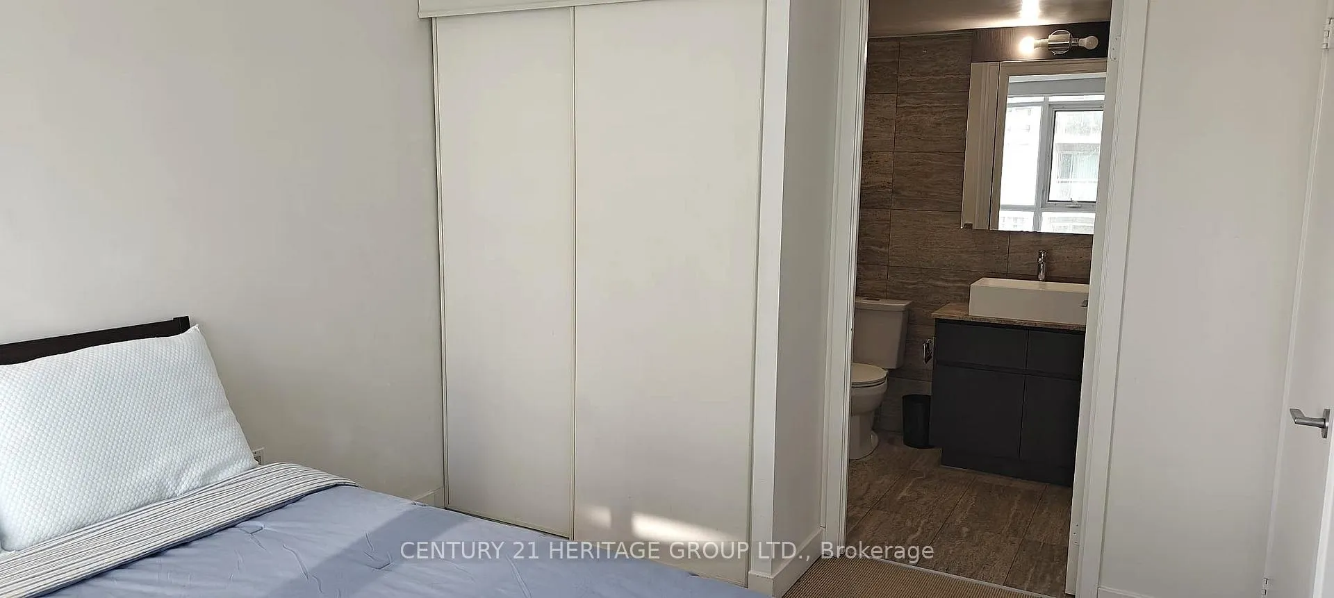 Photo 14 of Unit 2009, 15 Iceboat Terrace, Toronto, Waterfront Communities — HOMEH