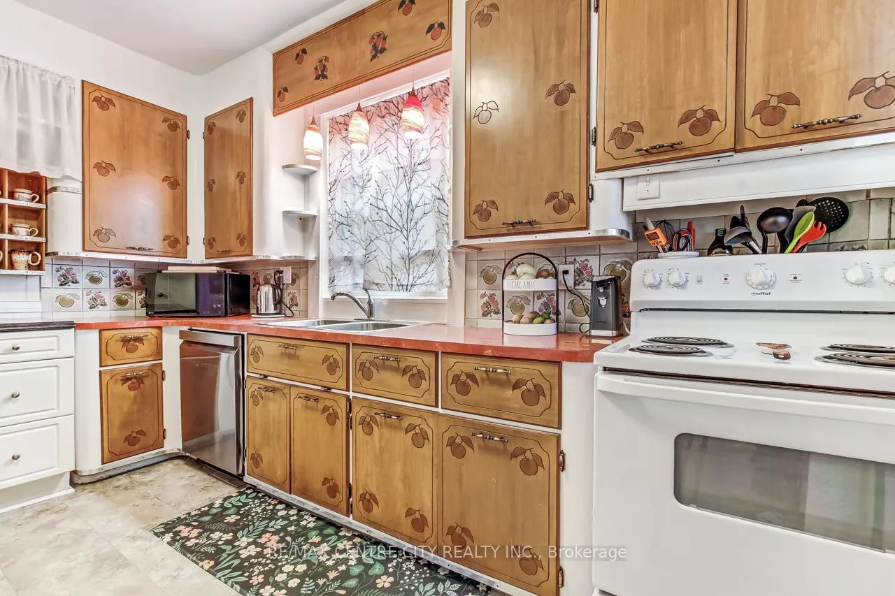 Photo 10 of 92 Forest Avenue, St. Thomas — HOMEH
