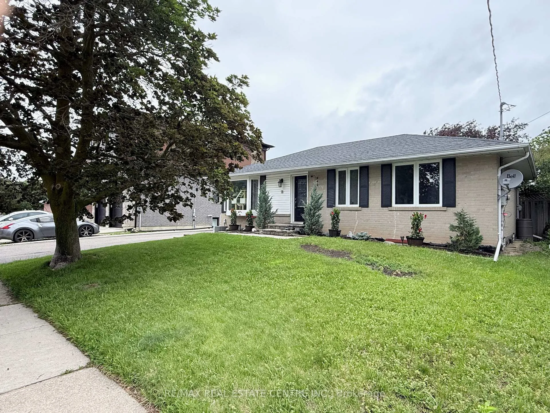 Photo 2 of Unit Basement, 18 Mackenzie Drive, Halton Hills, Georgetown — HOMEH