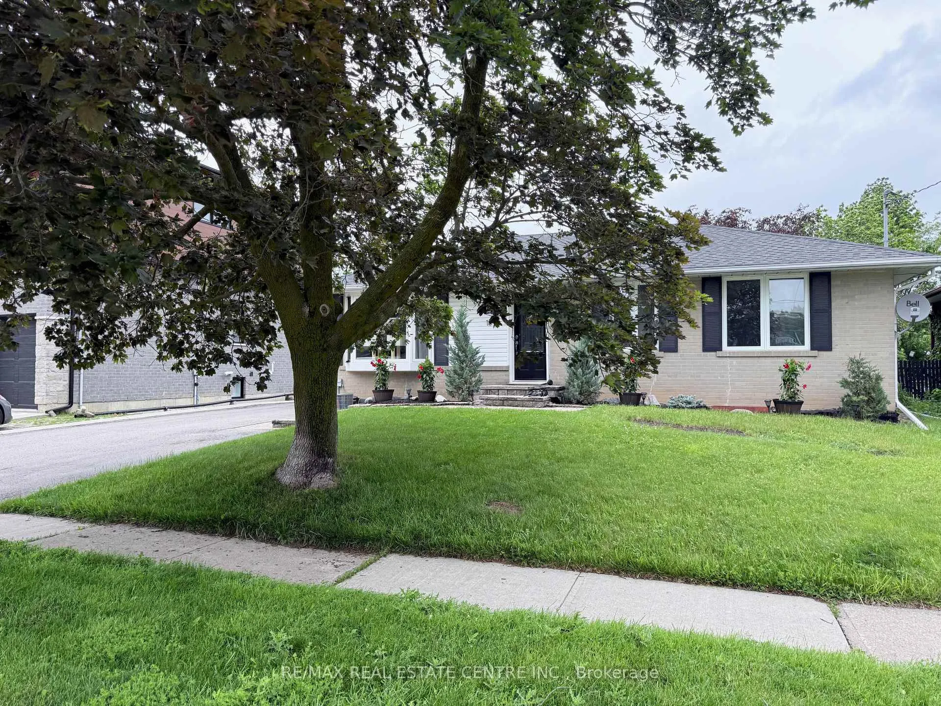 Photo 3 of Unit Basement, 18 Mackenzie Drive, Halton Hills, Georgetown — HOMEH