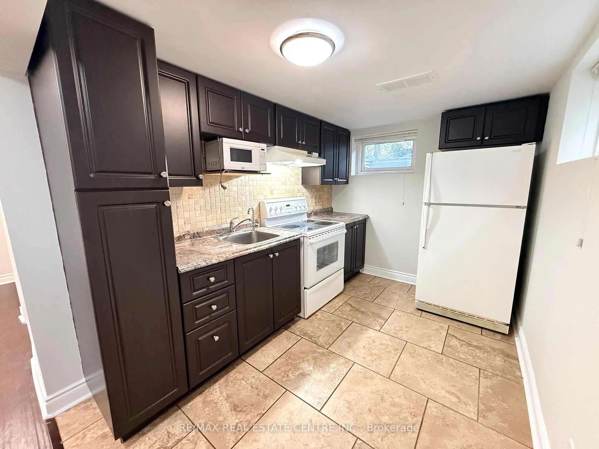 Photo 12 of Unit Basement, 18 Mackenzie Drive, Halton Hills, Georgetown — HOMEH
