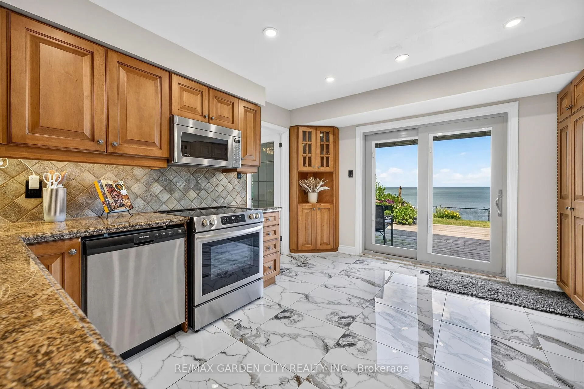 Photo 16 of 15 Cheval Drive, Grimsby, Grimsby Beach — HOMEH