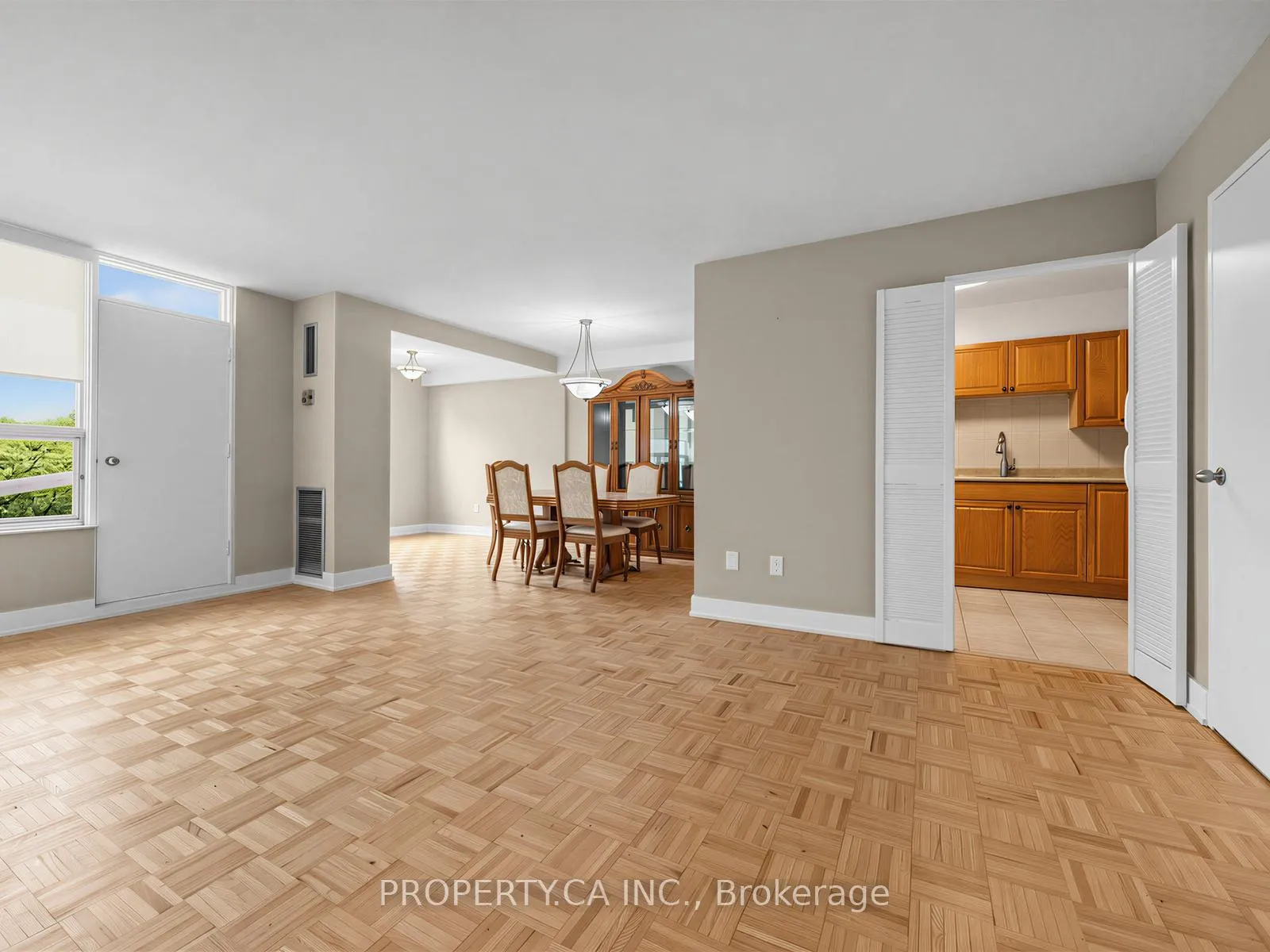 Photo 3 of Unit 708, 10 Edgecliff Golfway, Toronto, Flemingdon Park — HOMEH