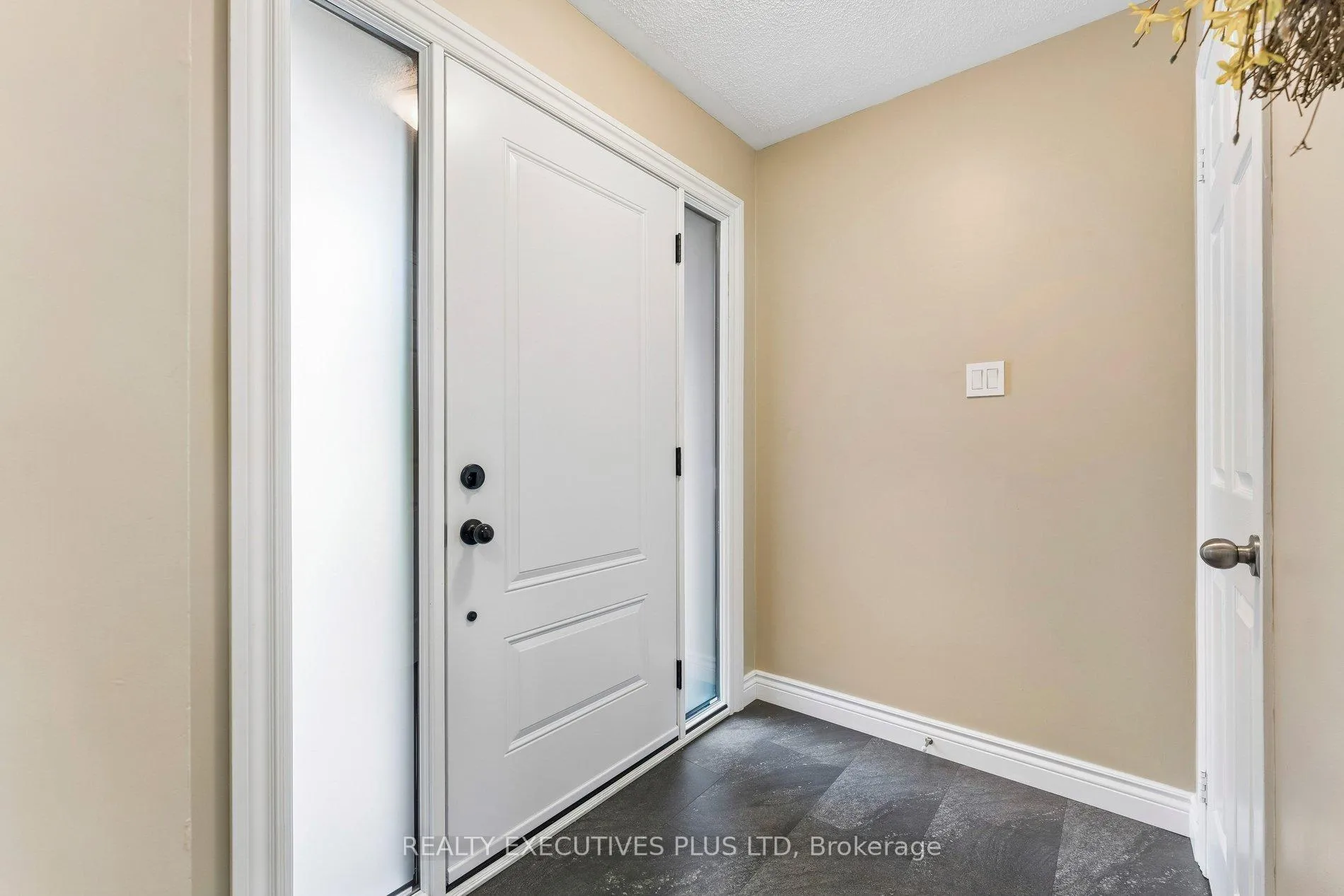 Photo 4 of 51 Ashbrook Way, Brampton, Fletcher's West — HOMEH