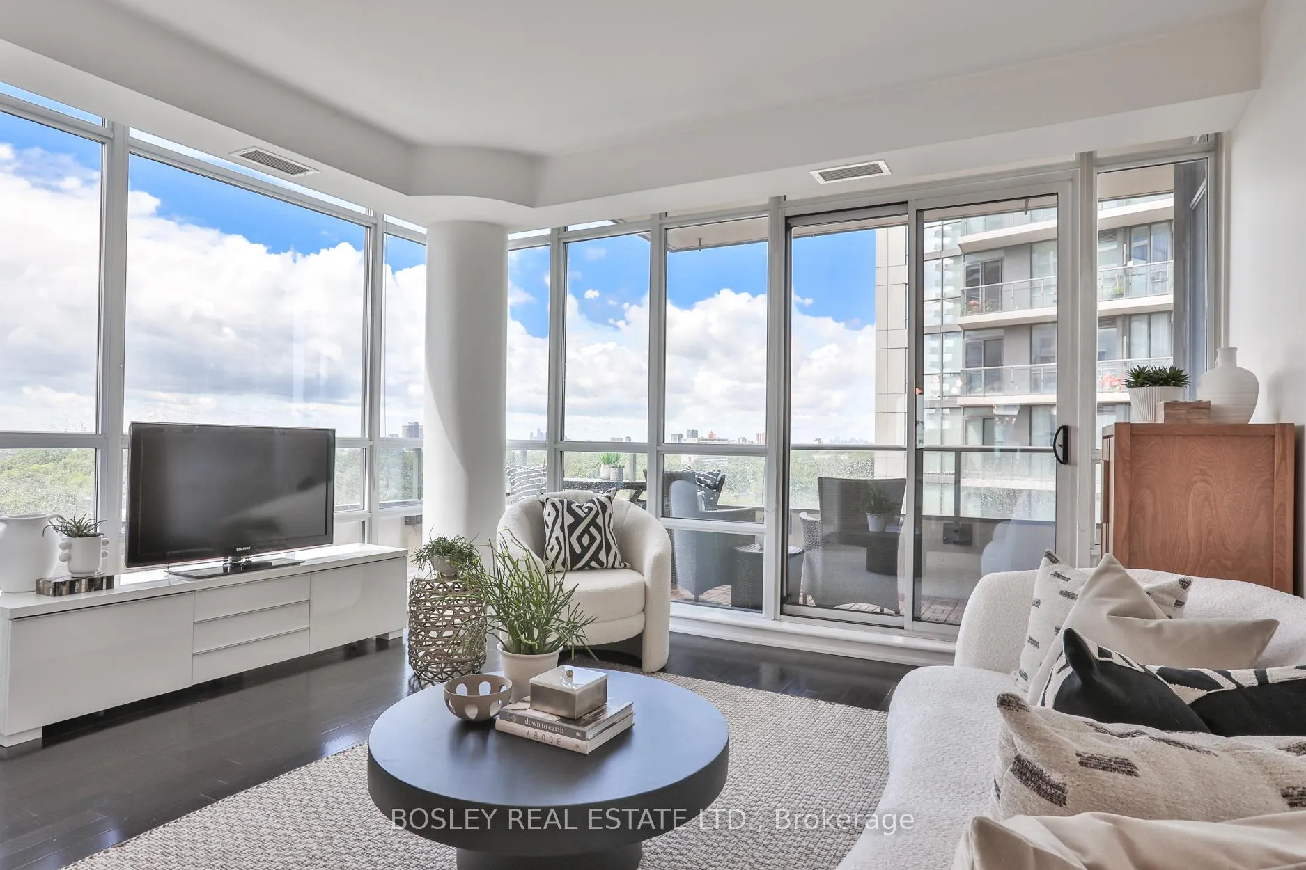 Front of Unit 701, 500 St Clair Avenue W