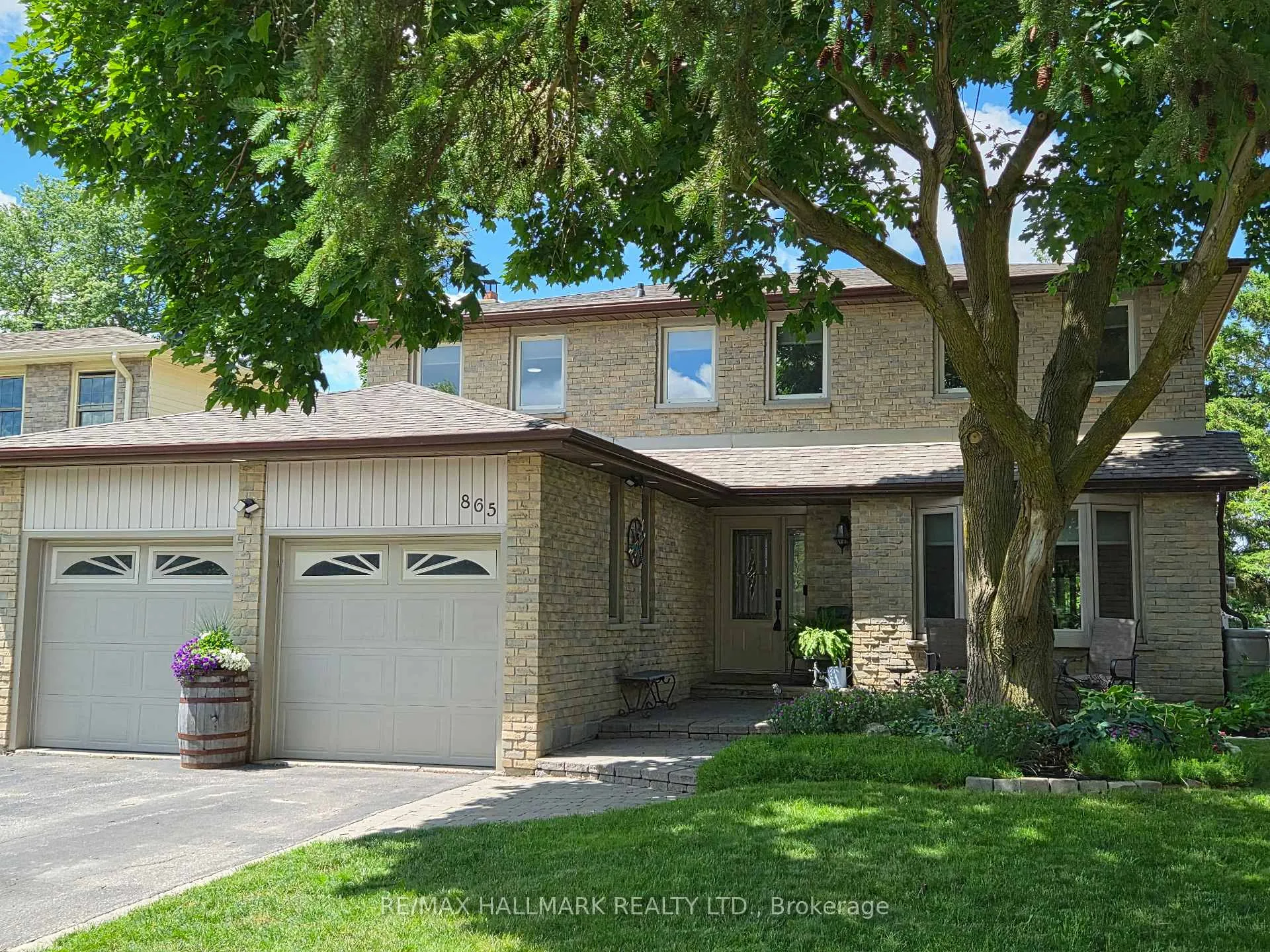 Front of 865 Arnold Crescent