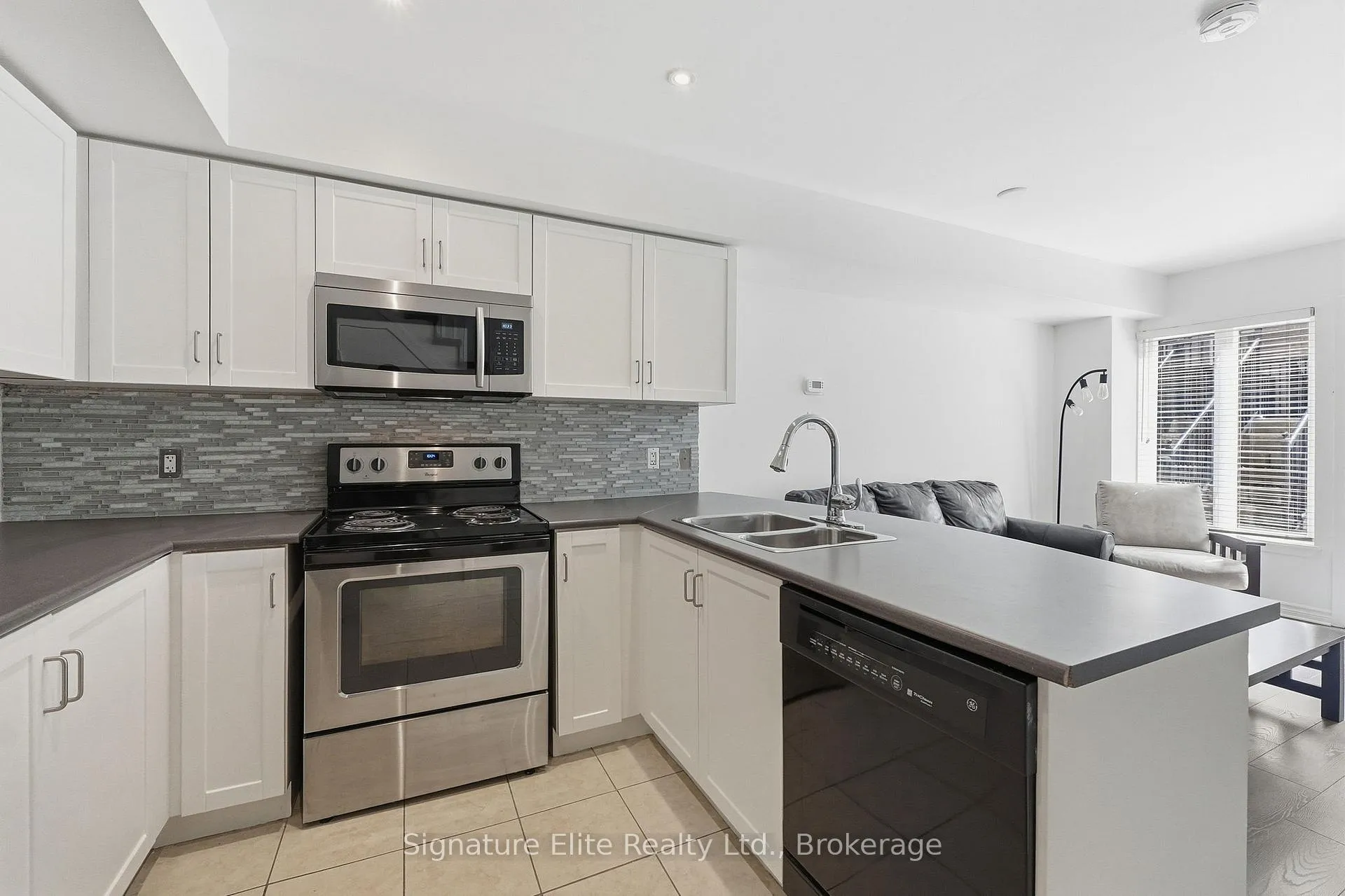 Photo 6 of Unit 718, 42 Western Battery Road, Toronto, Niagara — HOMEH