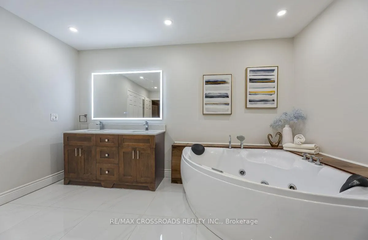 Photo 24 of 16 Heisey Drive, Markham, Markham Village — HOMEH