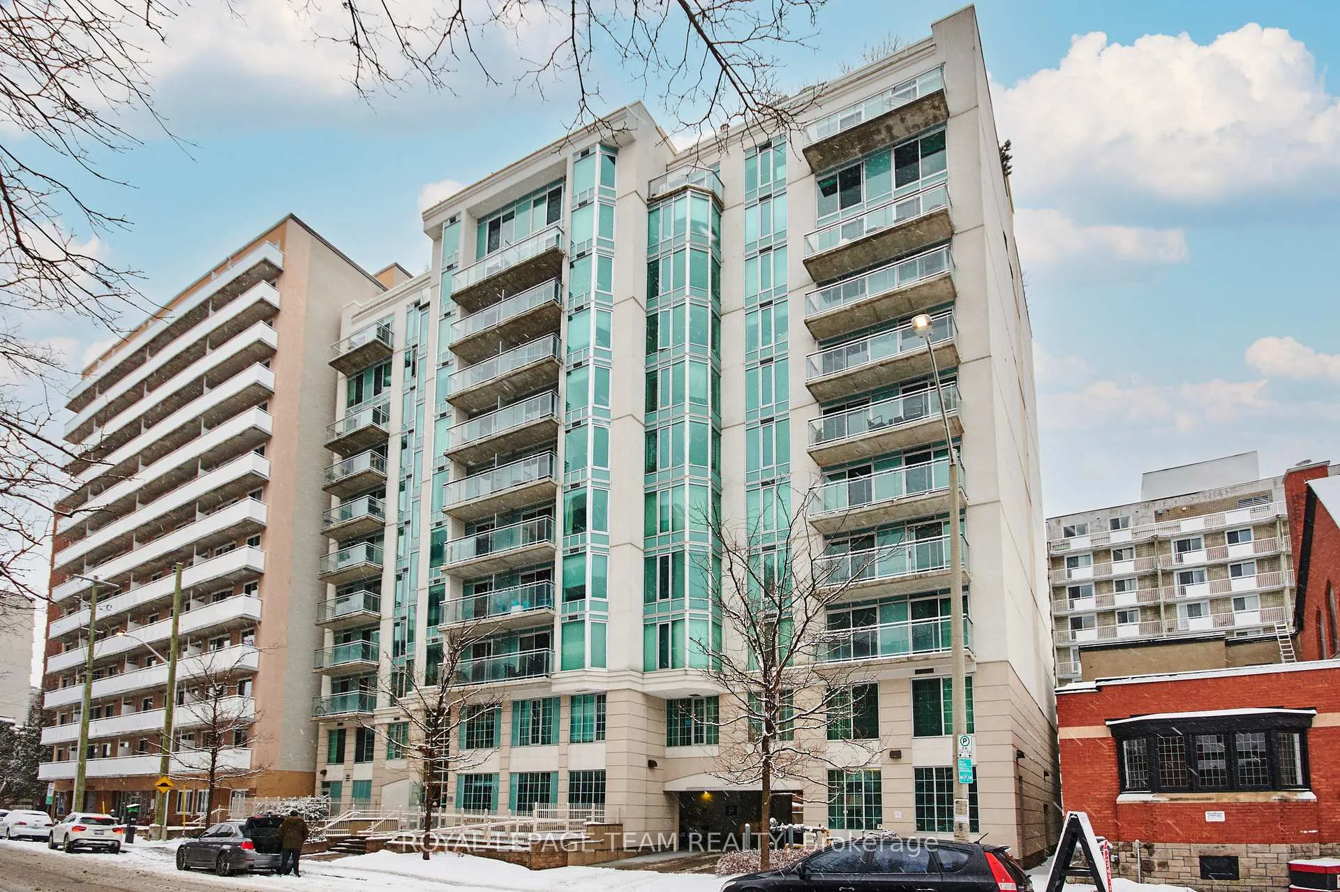 Front of Unit 911, 138 Somerset Street W