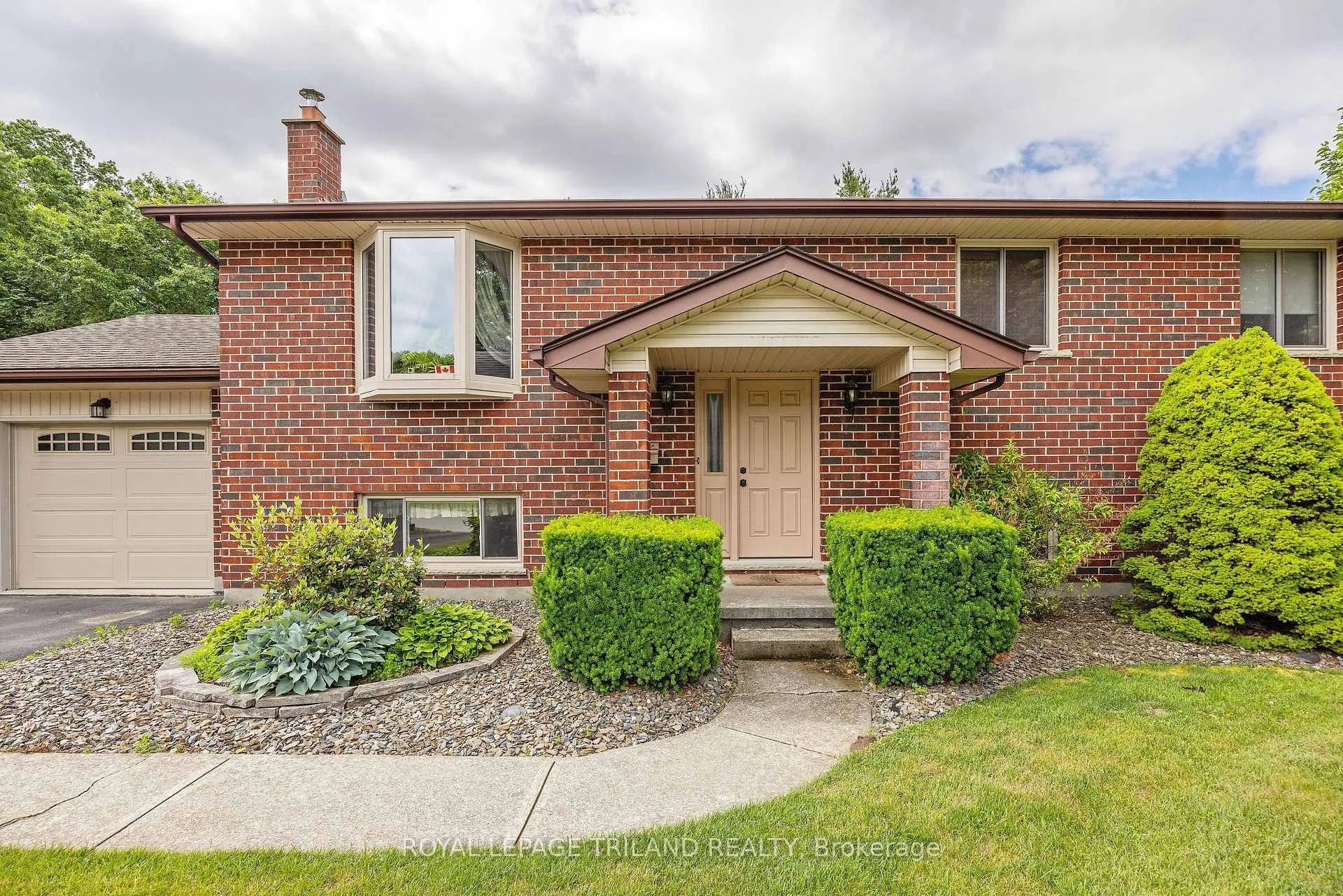 Photo 3 of 597 Seburn Drive, Strathroy-Caradoc, Mount Brydges — HOMEH