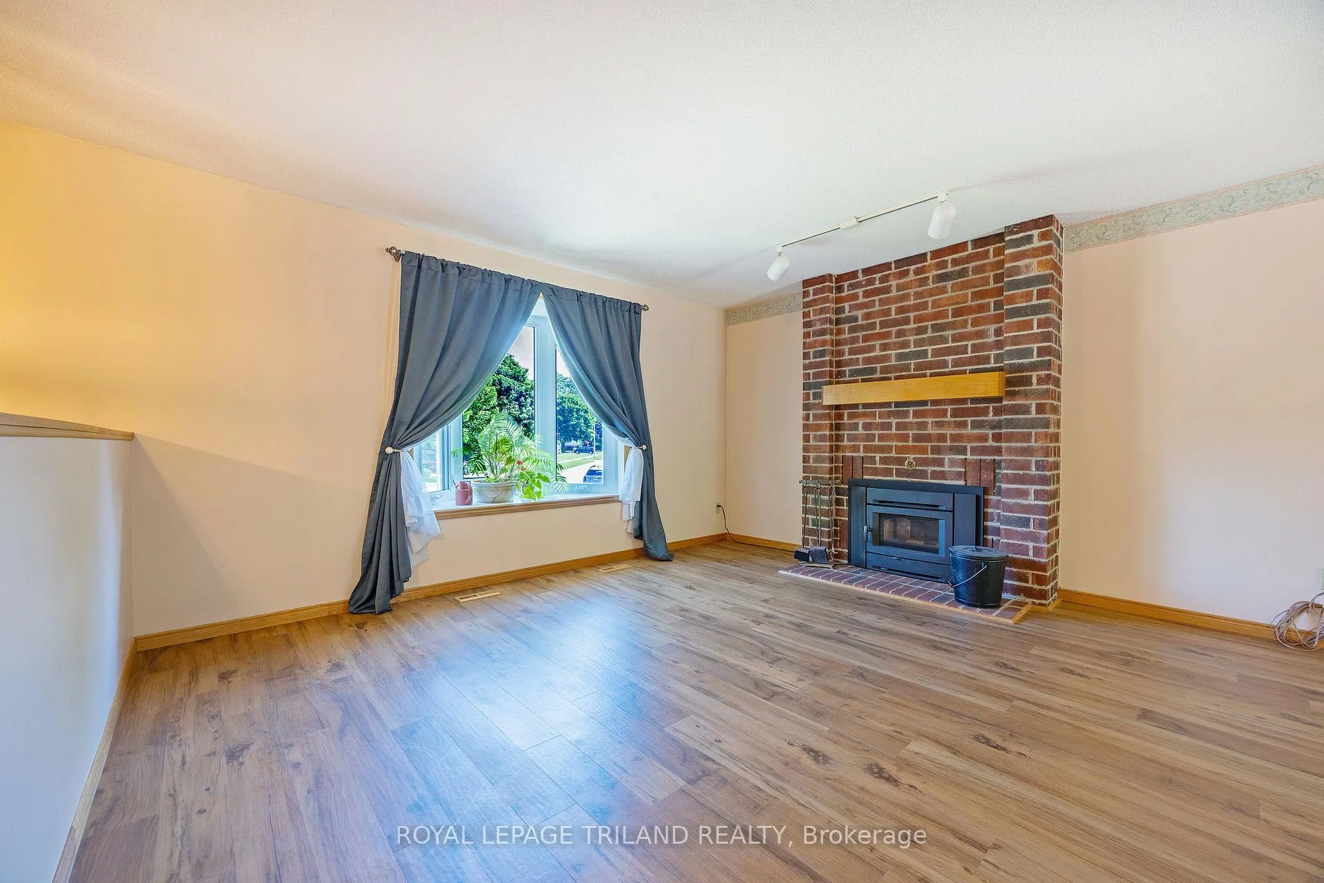 Photo 5 of 597 Seburn Drive, Strathroy-Caradoc, Mount Brydges — HOMEH