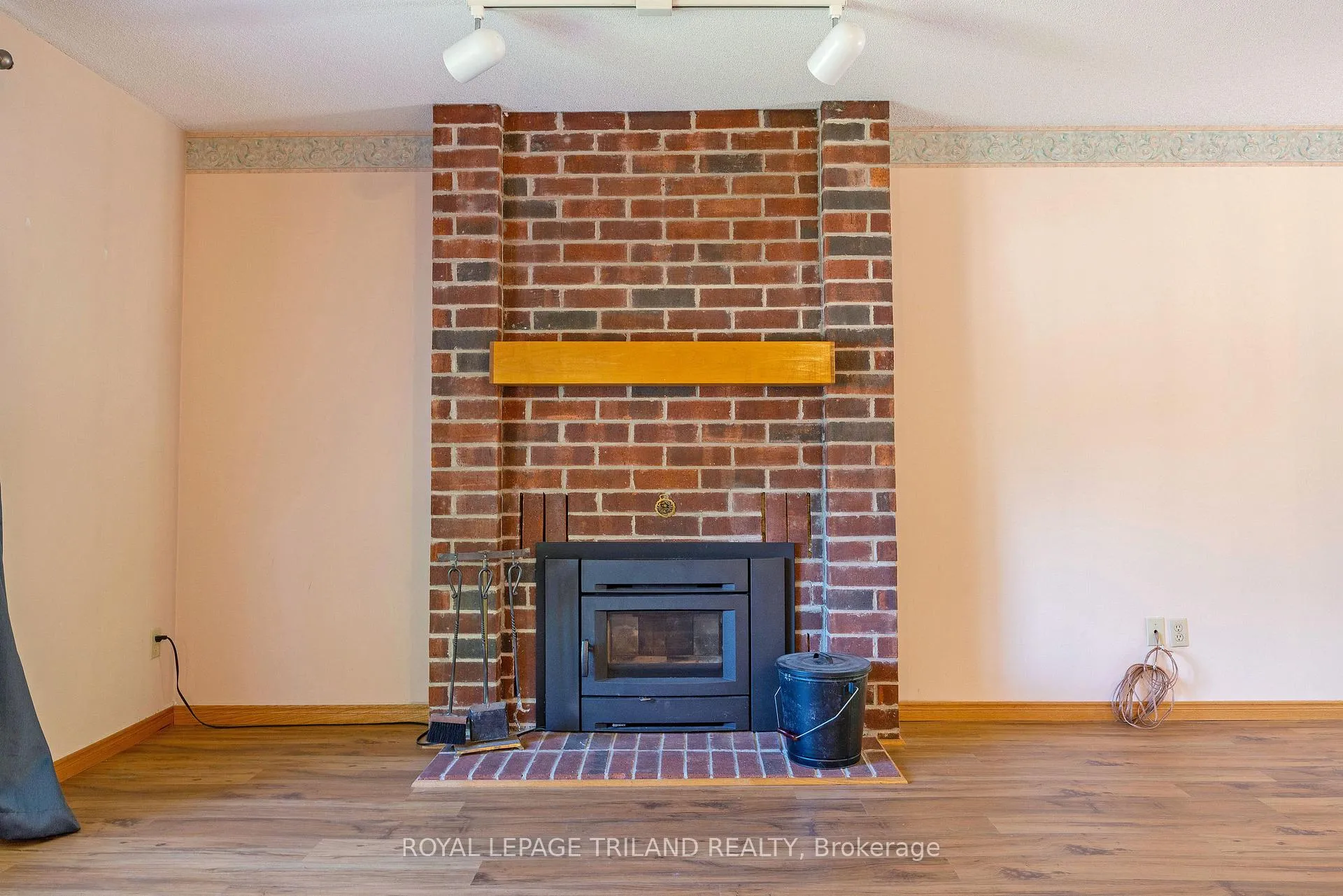 Photo 6 of 597 Seburn Drive, Strathroy-Caradoc, Mount Brydges — HOMEH