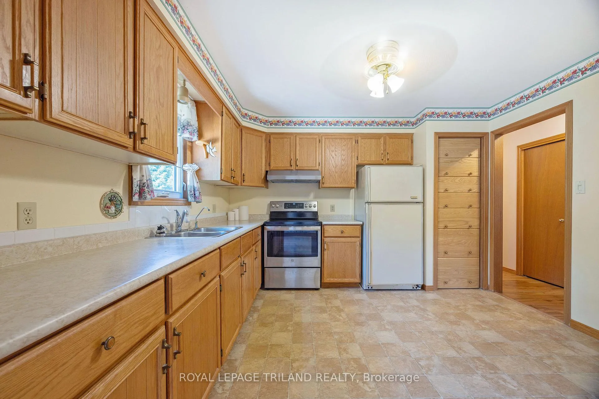 Photo 11 of 597 Seburn Drive, Strathroy-Caradoc, Mount Brydges — HOMEH