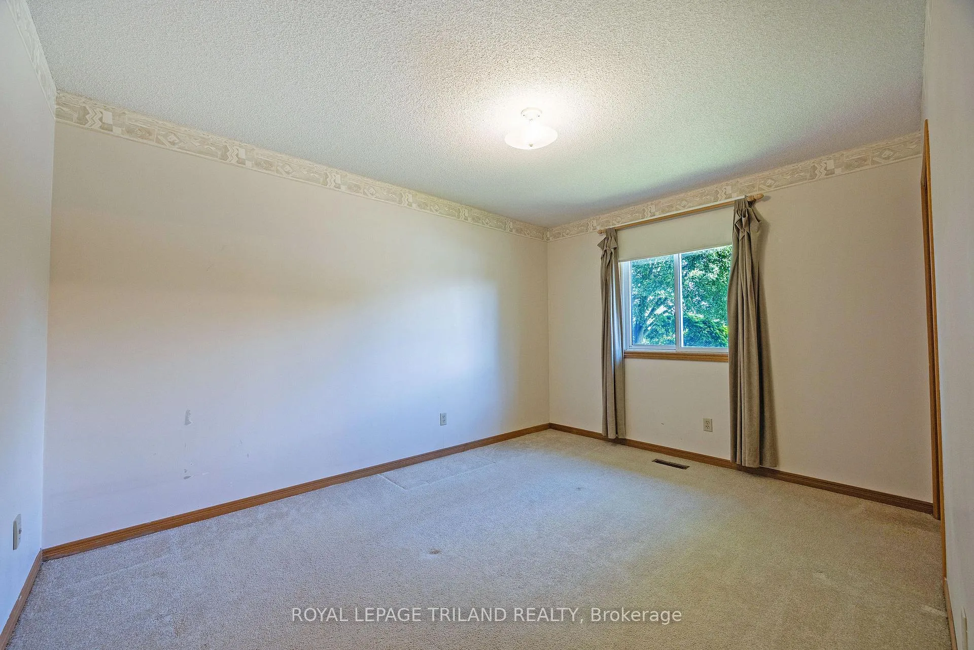 Photo 17 of 597 Seburn Drive, Strathroy-Caradoc, Mount Brydges — HOMEH