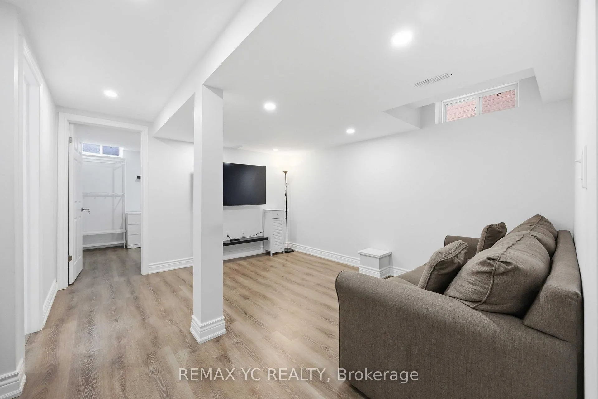 Photo 3 of 140 Laramie Crescent, Vaughan, Patterson — HOMEH