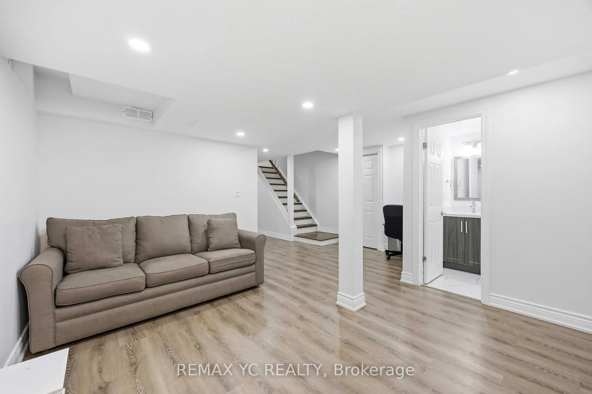 Photo 4 of 140 Laramie Crescent, Vaughan, Patterson — HOMEH