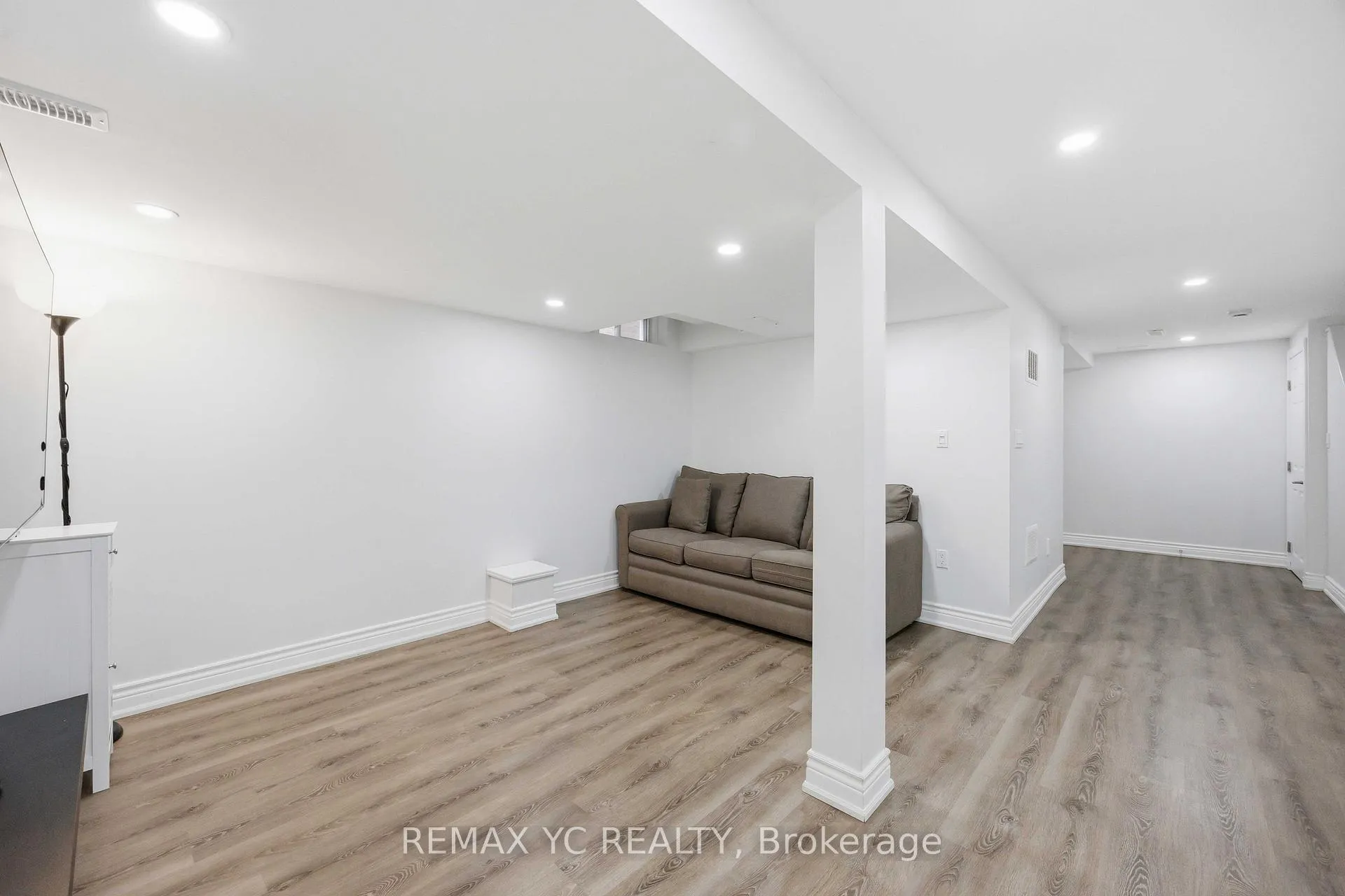 Photo 5 of 140 Laramie Crescent, Vaughan, Patterson — HOMEH