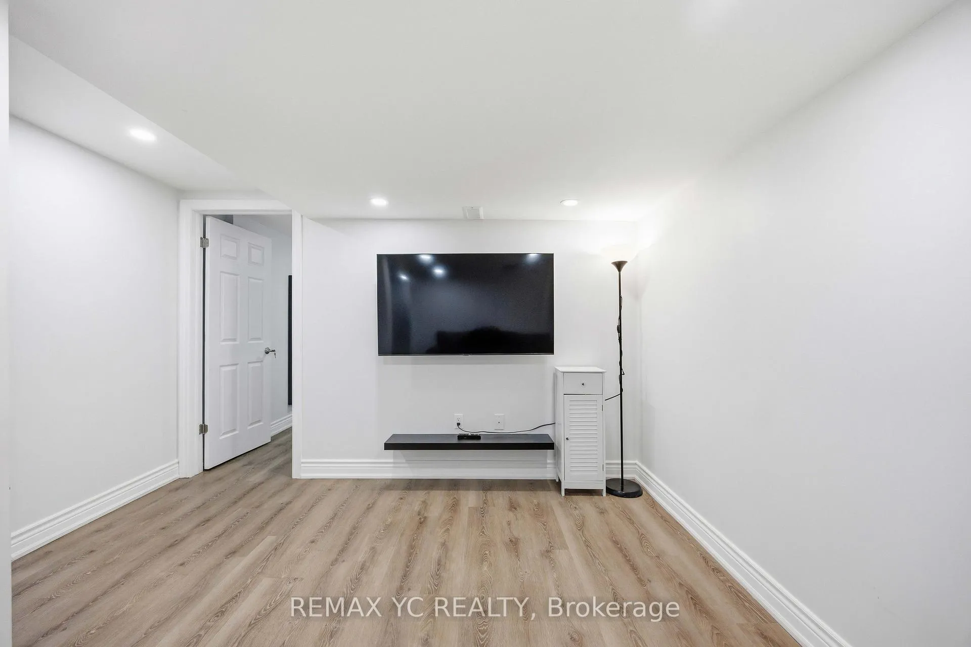 Photo 6 of 140 Laramie Crescent, Vaughan, Patterson — HOMEH