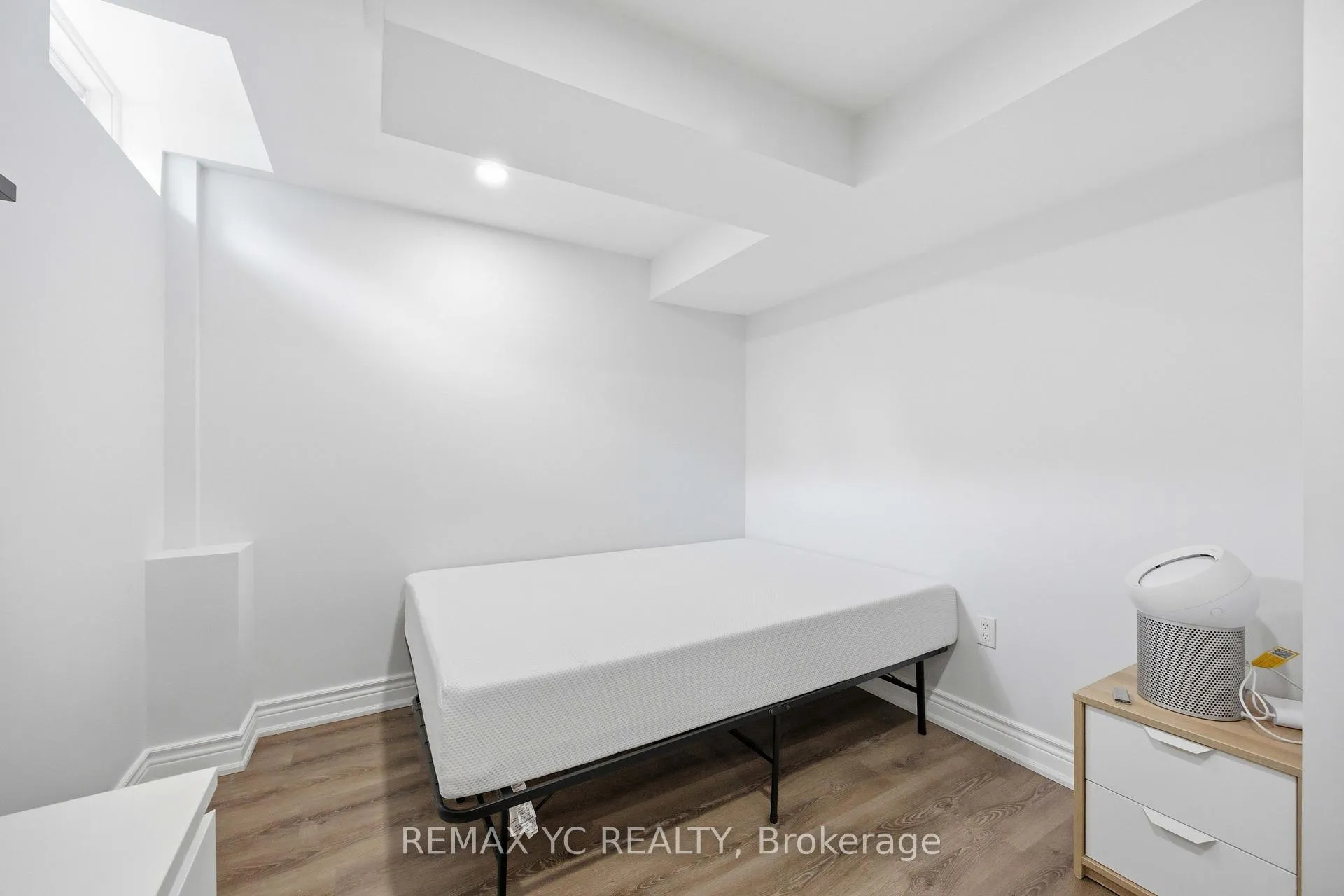 Photo 12 of 140 Laramie Crescent, Vaughan, Patterson — HOMEH