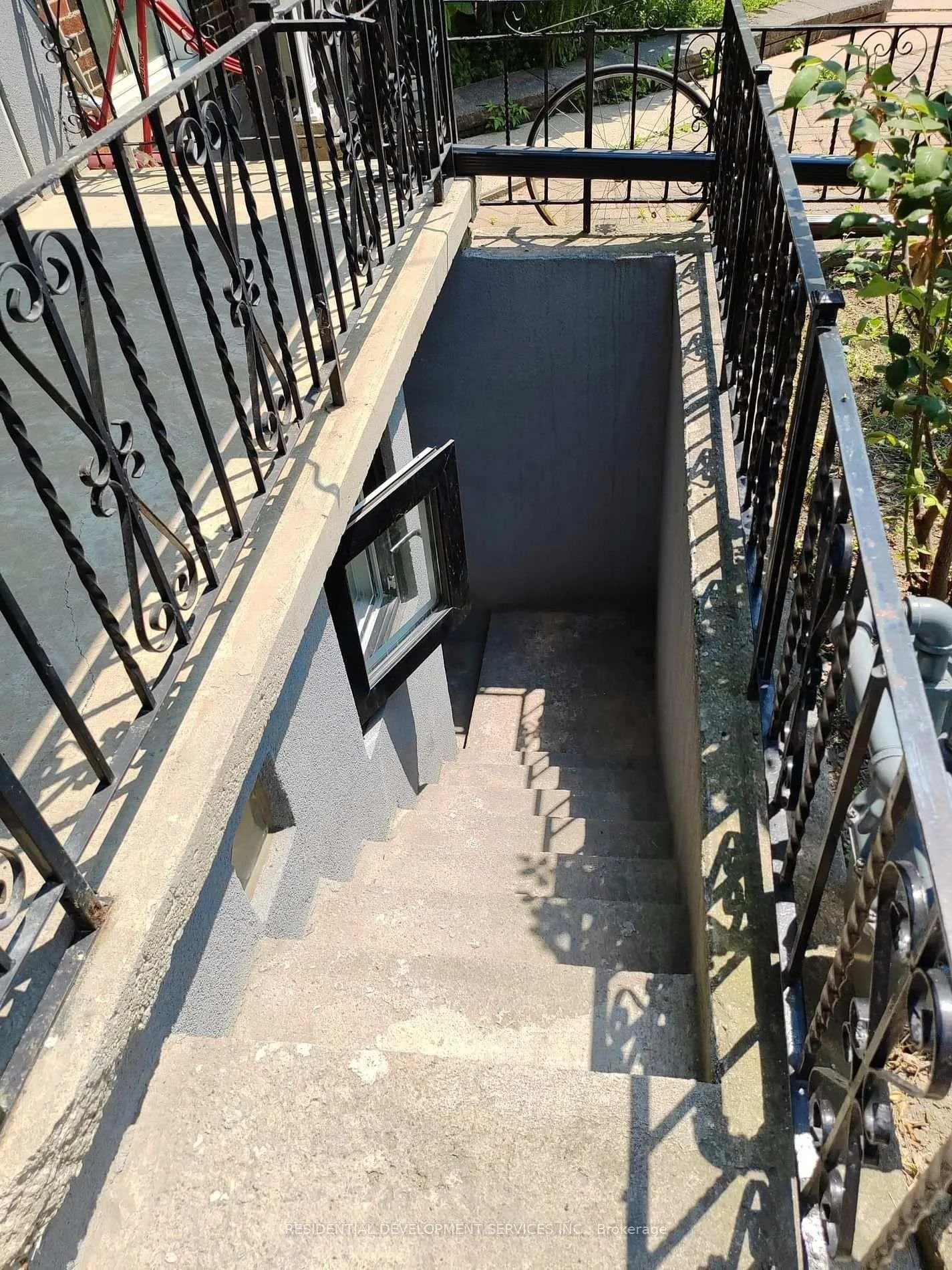 Photo 11 of Unit Basement, 275 Euclid Avenue, Toronto, Trinity-Bellwoods — HOMEH