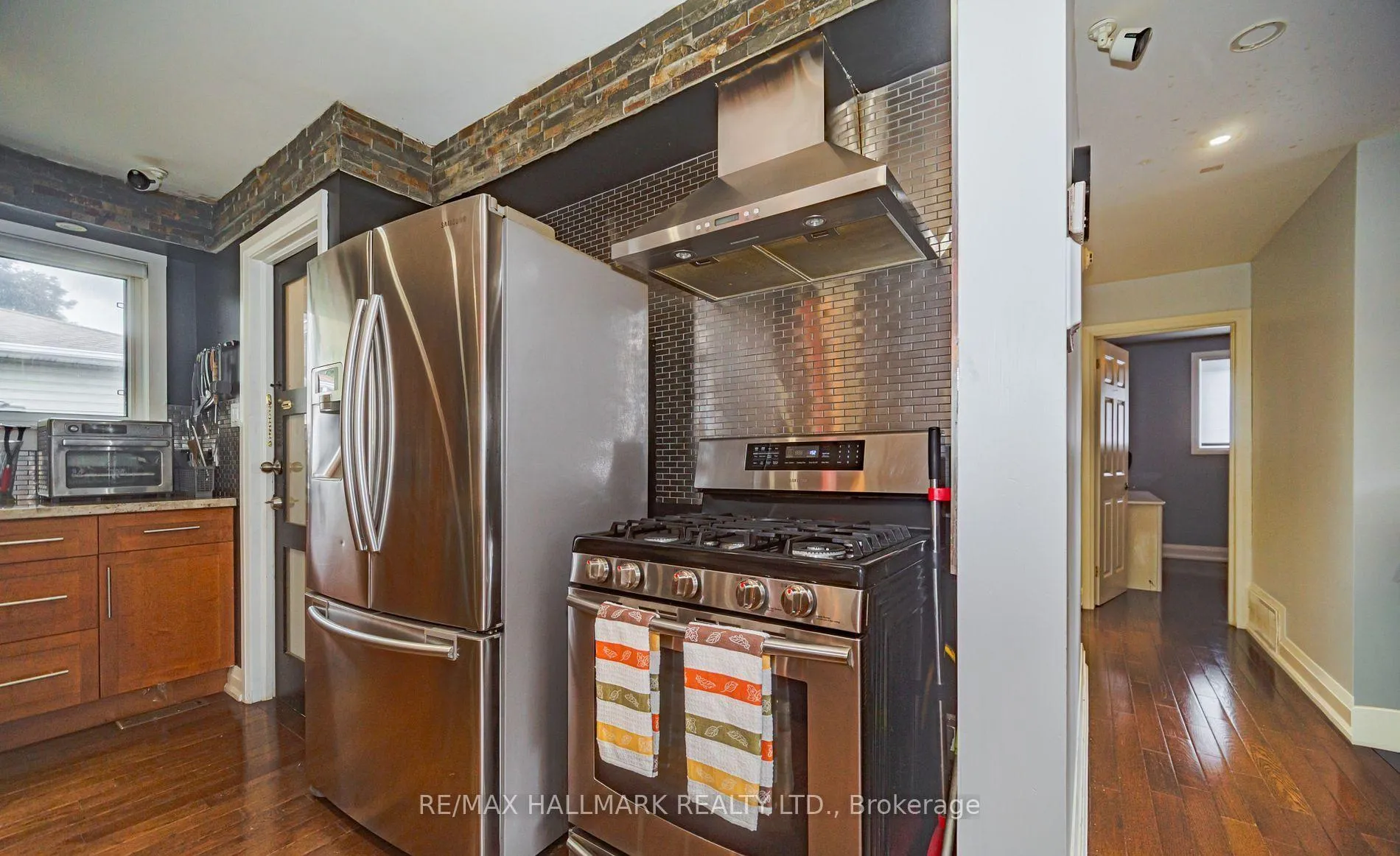 Photo 14 of 4 Devins Drive, Aurora, Aurora Heights — HOMEH