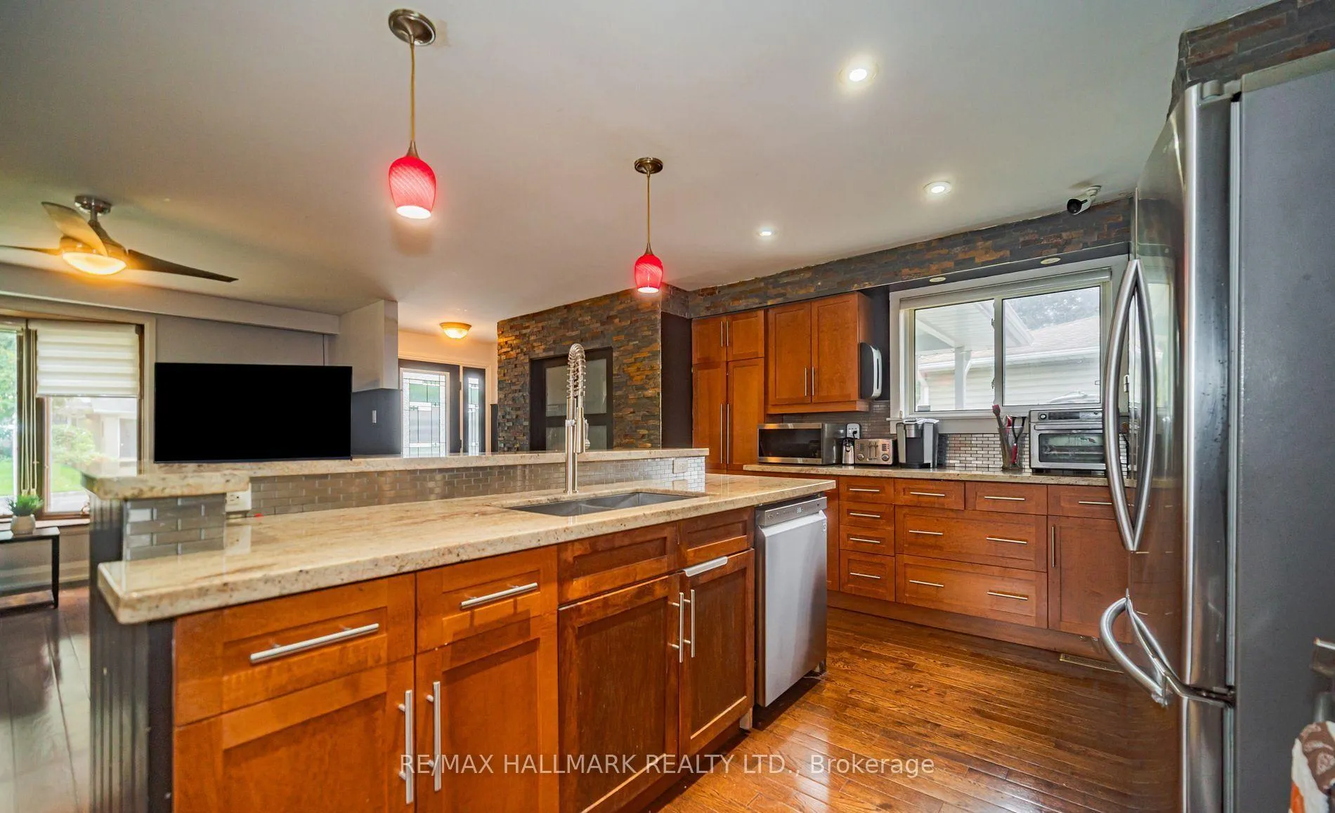 Photo 16 of 4 Devins Drive, Aurora, Aurora Heights — HOMEH