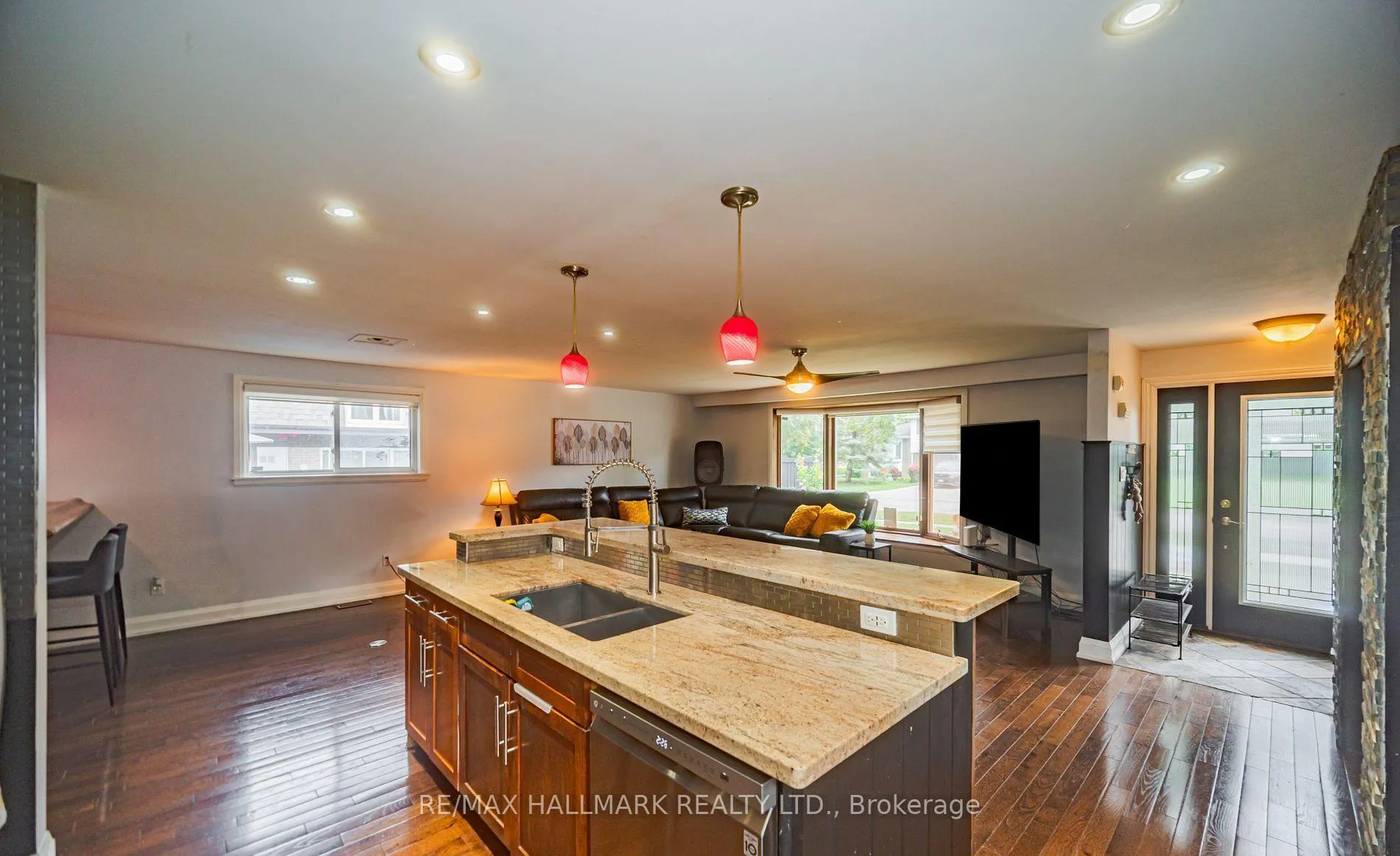 Photo 18 of 4 Devins Drive, Aurora, Aurora Heights — HOMEH