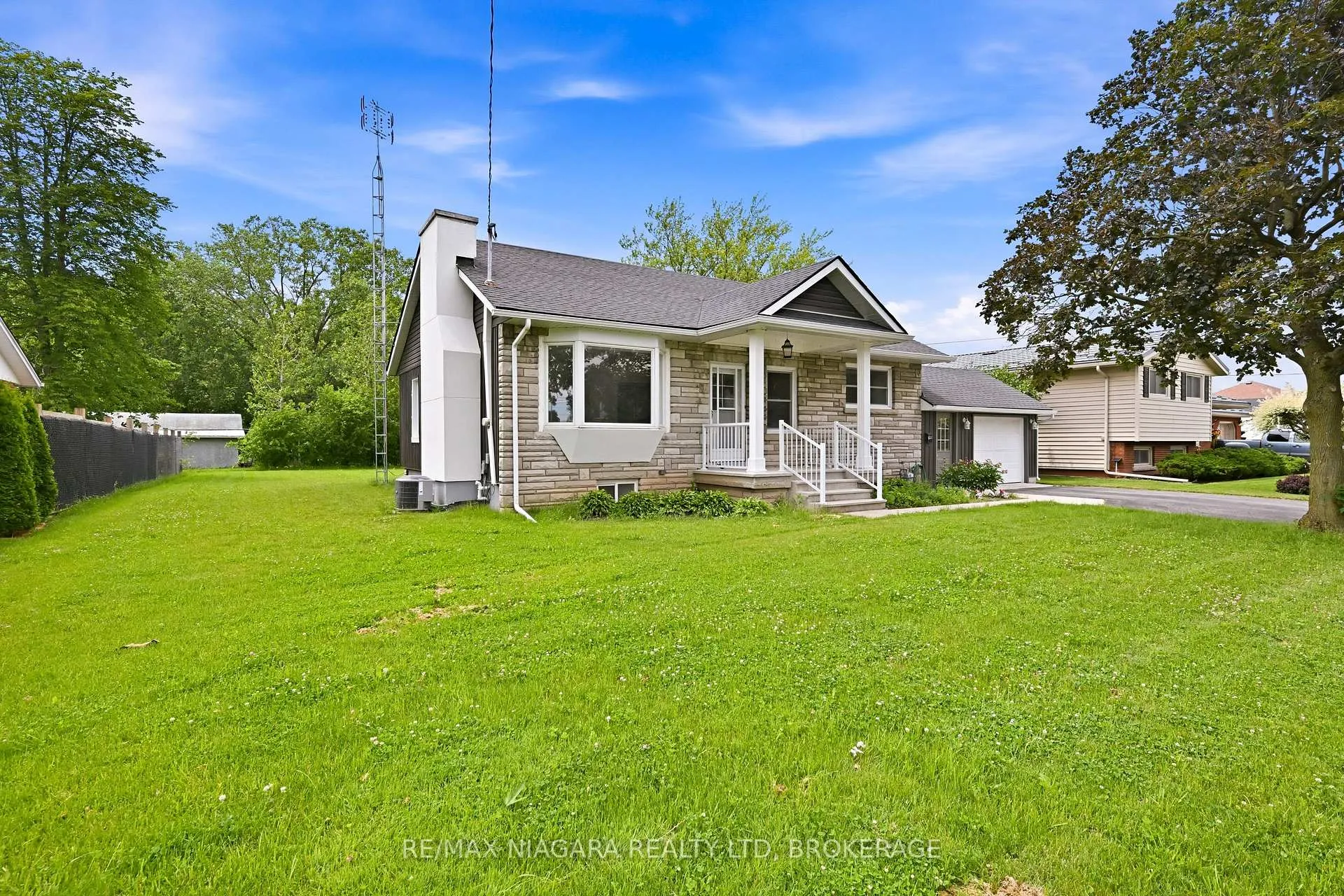 Photo 2 of 611 Clare Avenue, Welland, N. Welland — HOMEH