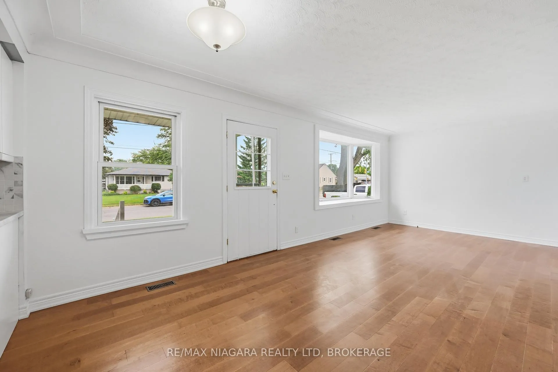 Photo 5 of 611 Clare Avenue, Welland, N. Welland — HOMEH