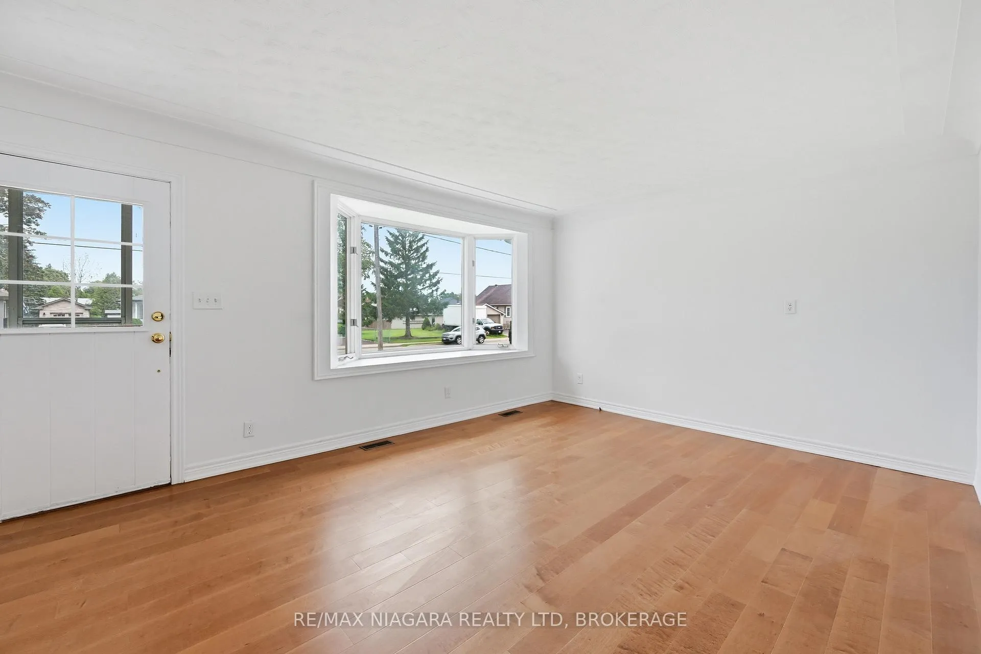 Photo 7 of 611 Clare Avenue, Welland, N. Welland — HOMEH