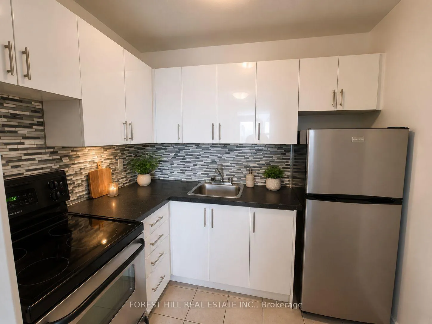 Photo 3 of Unit 805, 90 Tyndall Avenue, Toronto, South Parkdale — HOMEH