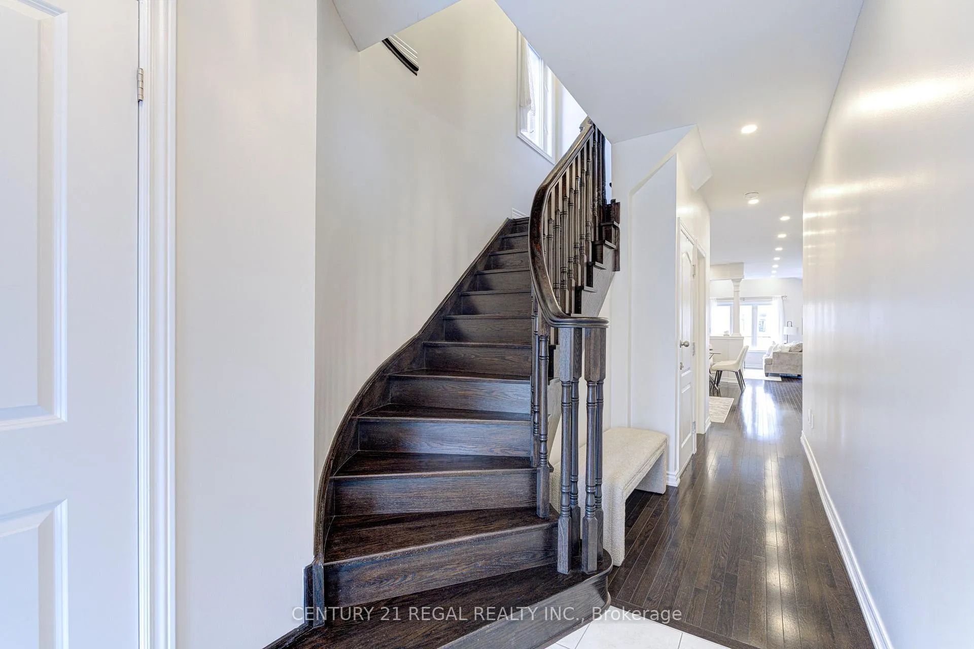 Photo 4 of 32 Wasaga Road, Brampton, Credit Valley — HOMEH