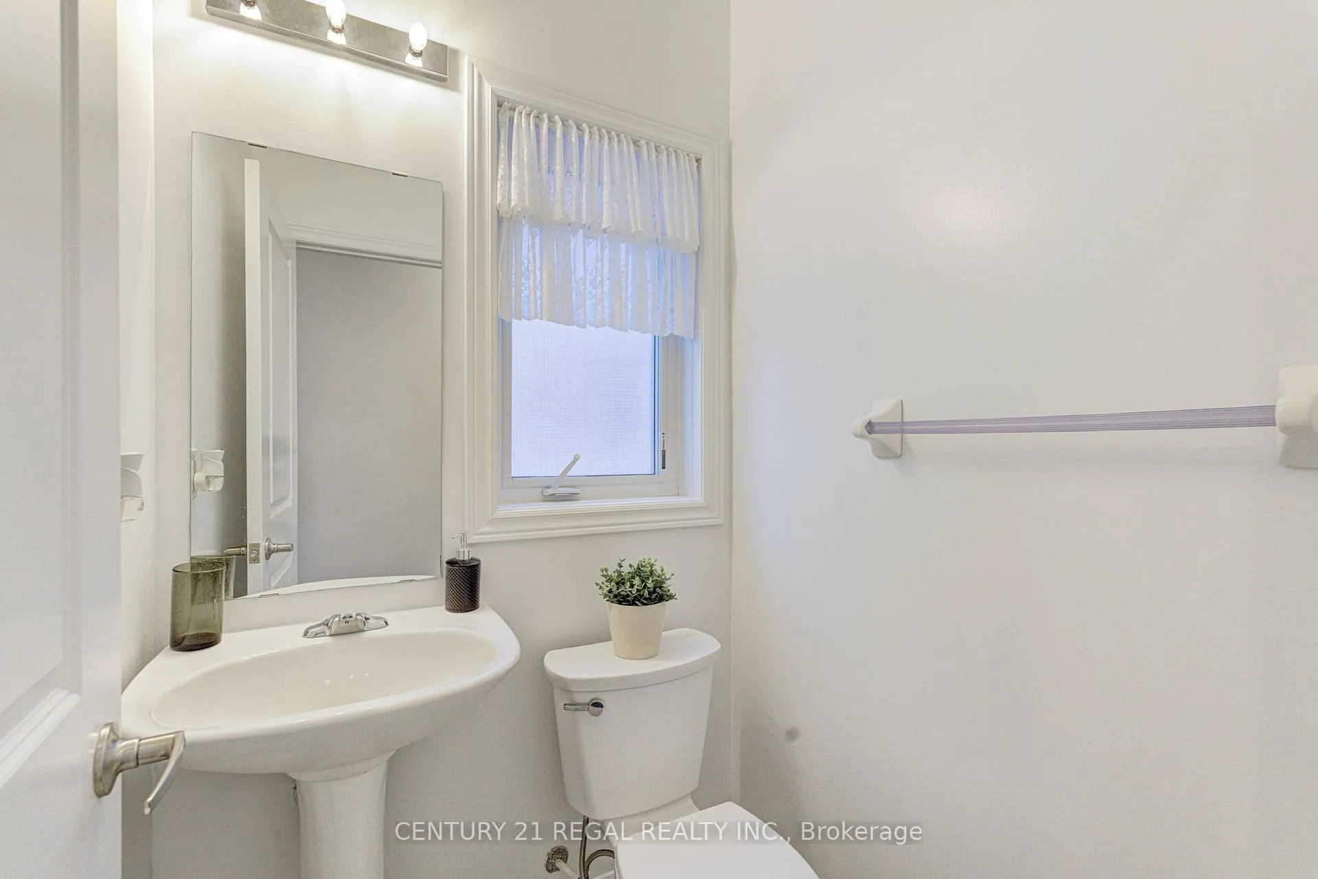 Photo 5 of 32 Wasaga Road, Brampton, Credit Valley — HOMEH