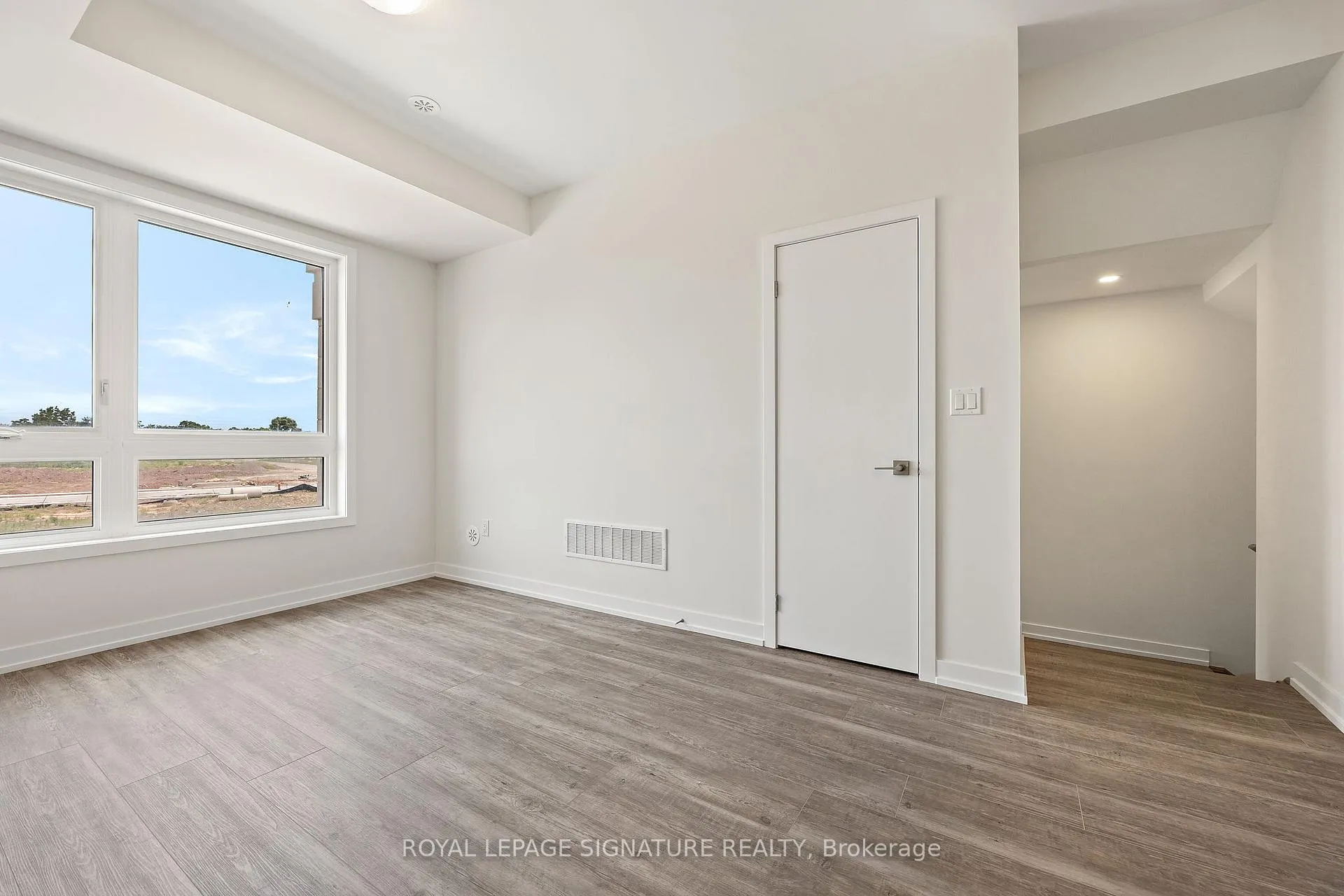 Photo 3 of 1353 Shevchenko Boulevard, Oakville, Northwest — HOMEH