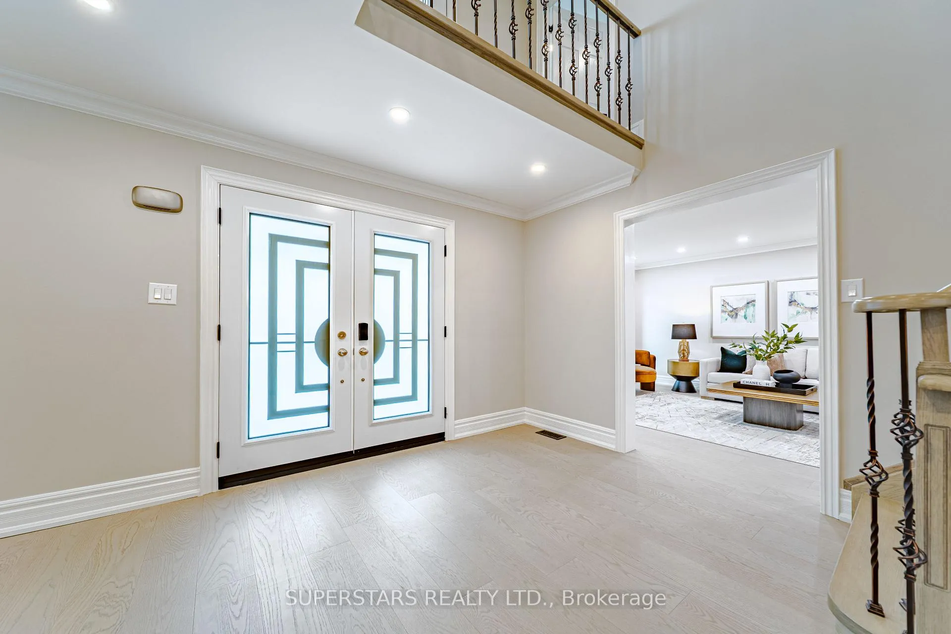 Photo 3 of 352 Kennedy Street W, Aurora, Aurora Highlands — HOMEH