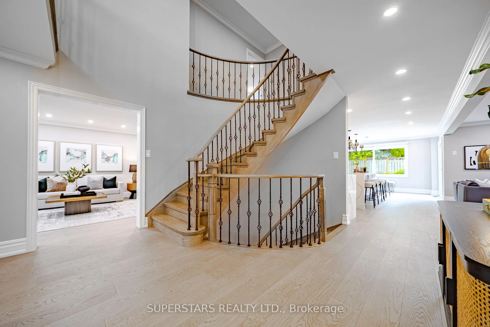 Photo 4 of 352 Kennedy Street W, Aurora, Aurora Highlands — HOMEH
