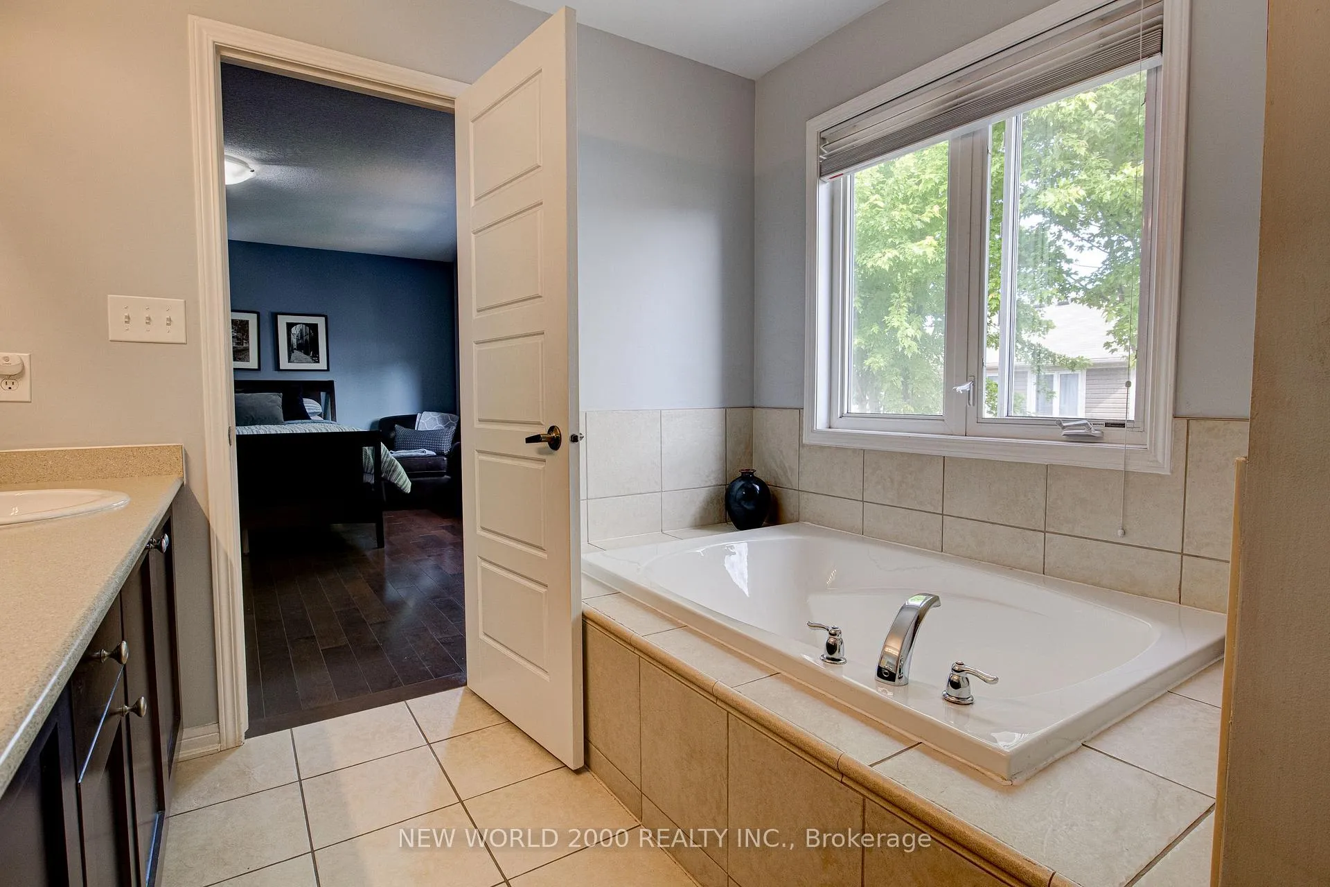 Photo 37 of 131 Chase Crescent, Cambridge, Silver Heights — HOMEH