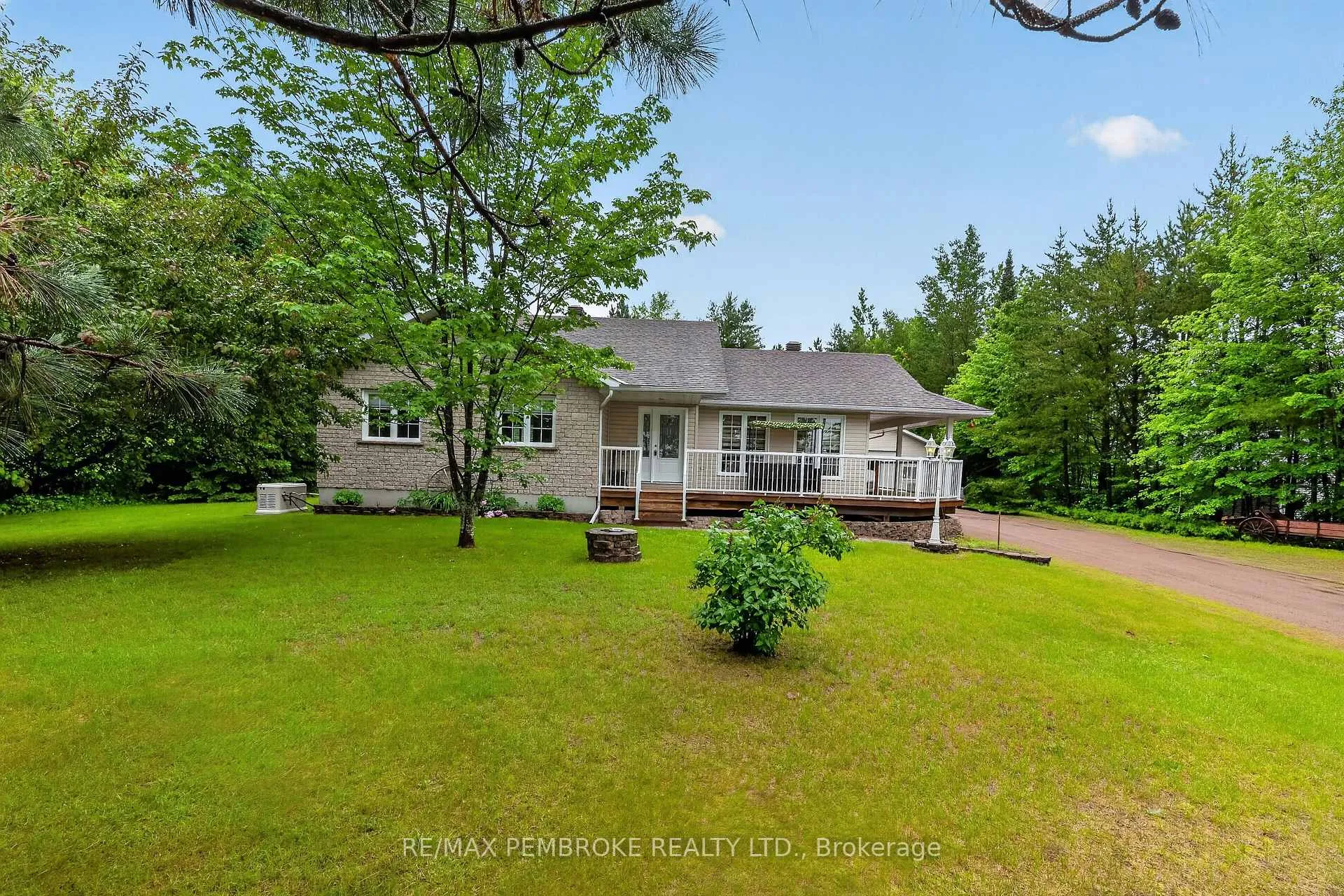 Photo 3 of 246 Blackbay Road, Petawawa, Petawawa — HOMEH
