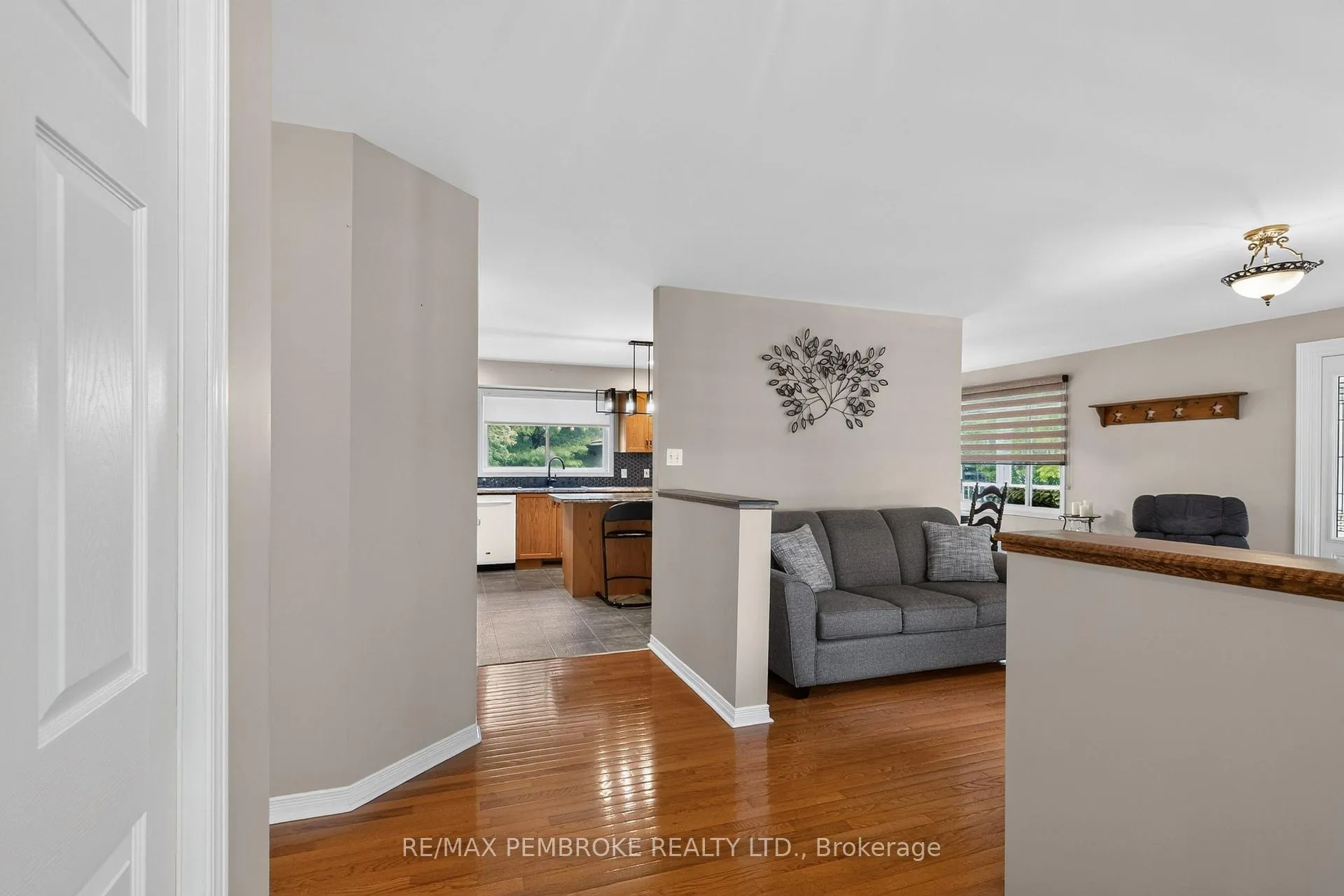 Photo 9 of 246 Blackbay Road, Petawawa, Petawawa — HOMEH