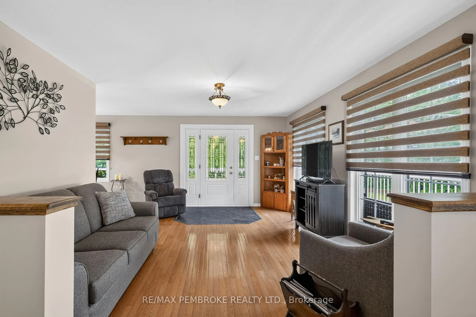 Photo 10 of 246 Blackbay Road, Petawawa, Petawawa — HOMEH