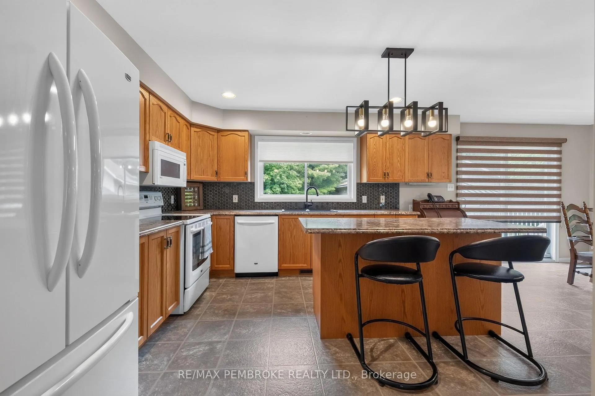 Photo 12 of 246 Blackbay Road, Petawawa, Petawawa — HOMEH