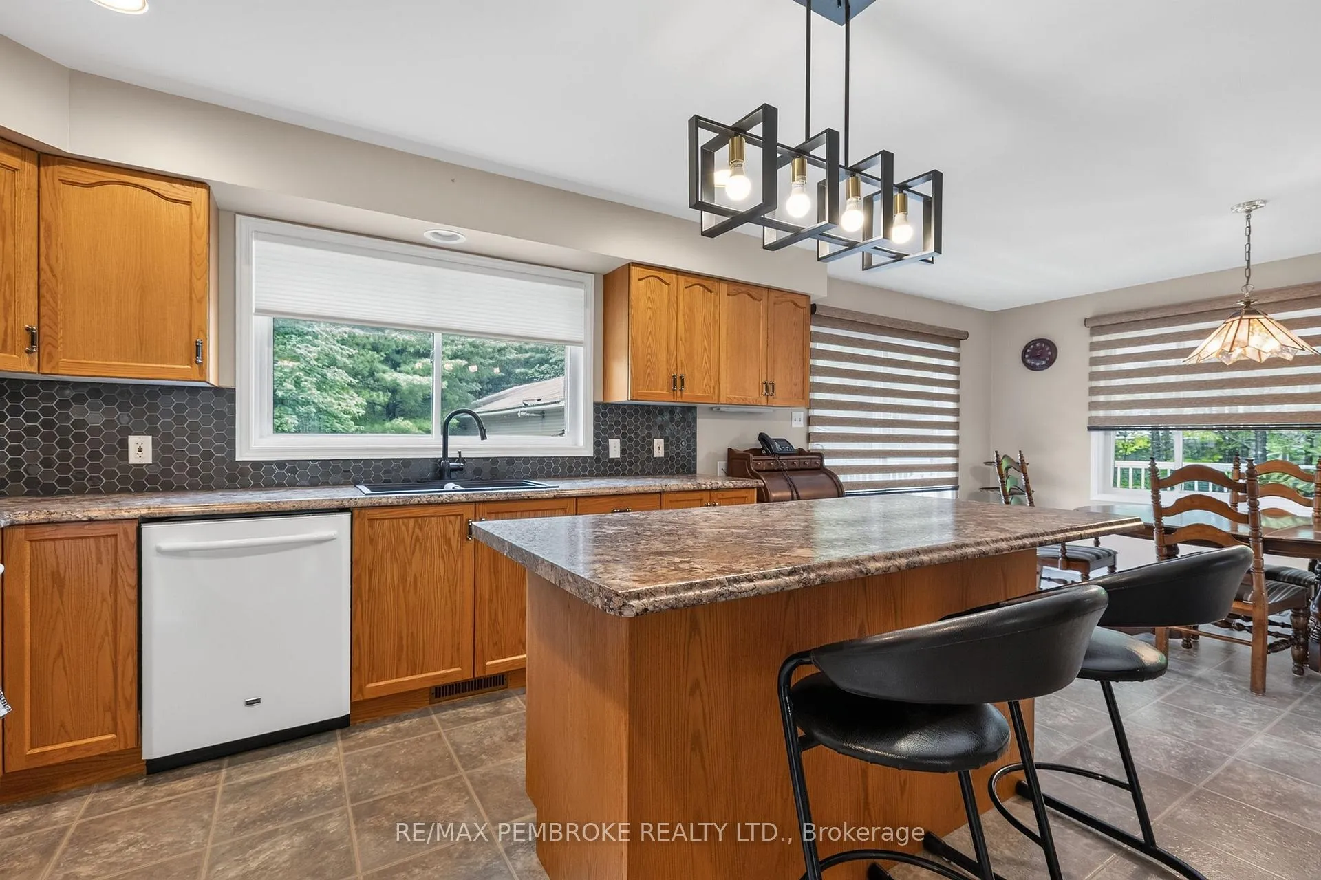 Photo 13 of 246 Blackbay Road, Petawawa, Petawawa — HOMEH