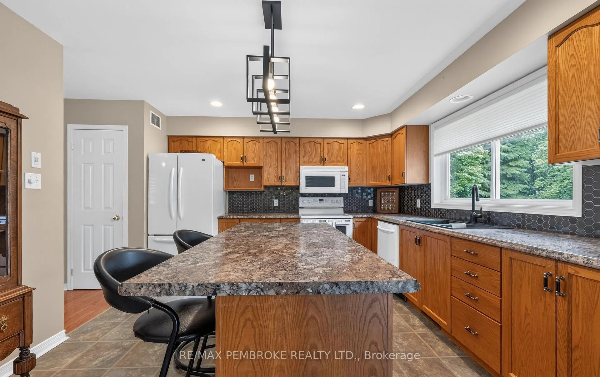 Photo 16 of 246 Blackbay Road, Petawawa, Petawawa — HOMEH