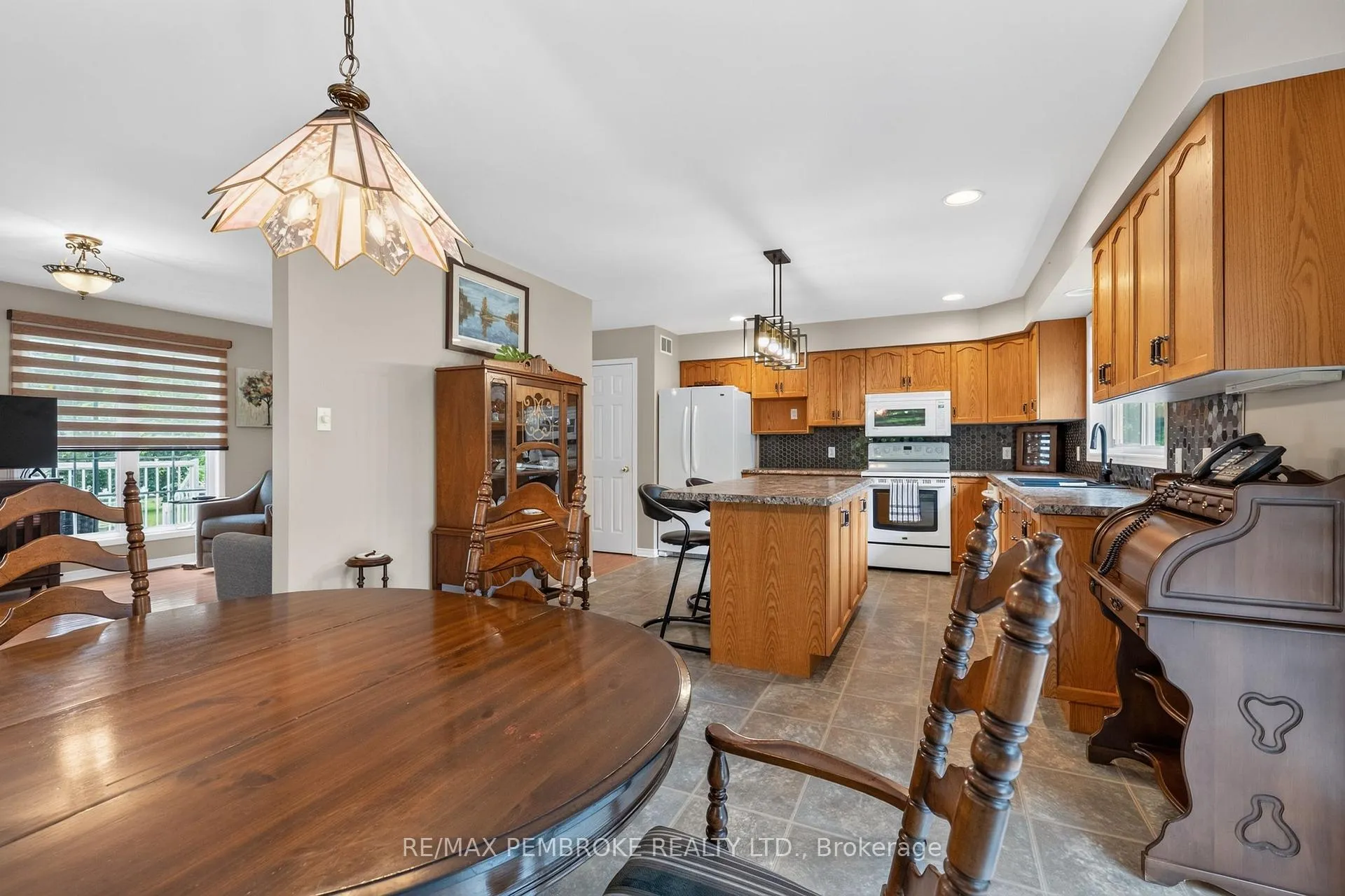 Photo 17 of 246 Blackbay Road, Petawawa, Petawawa — HOMEH