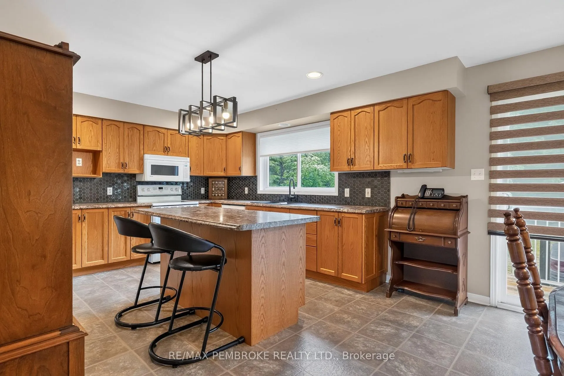 Photo 18 of 246 Blackbay Road, Petawawa, Petawawa — HOMEH