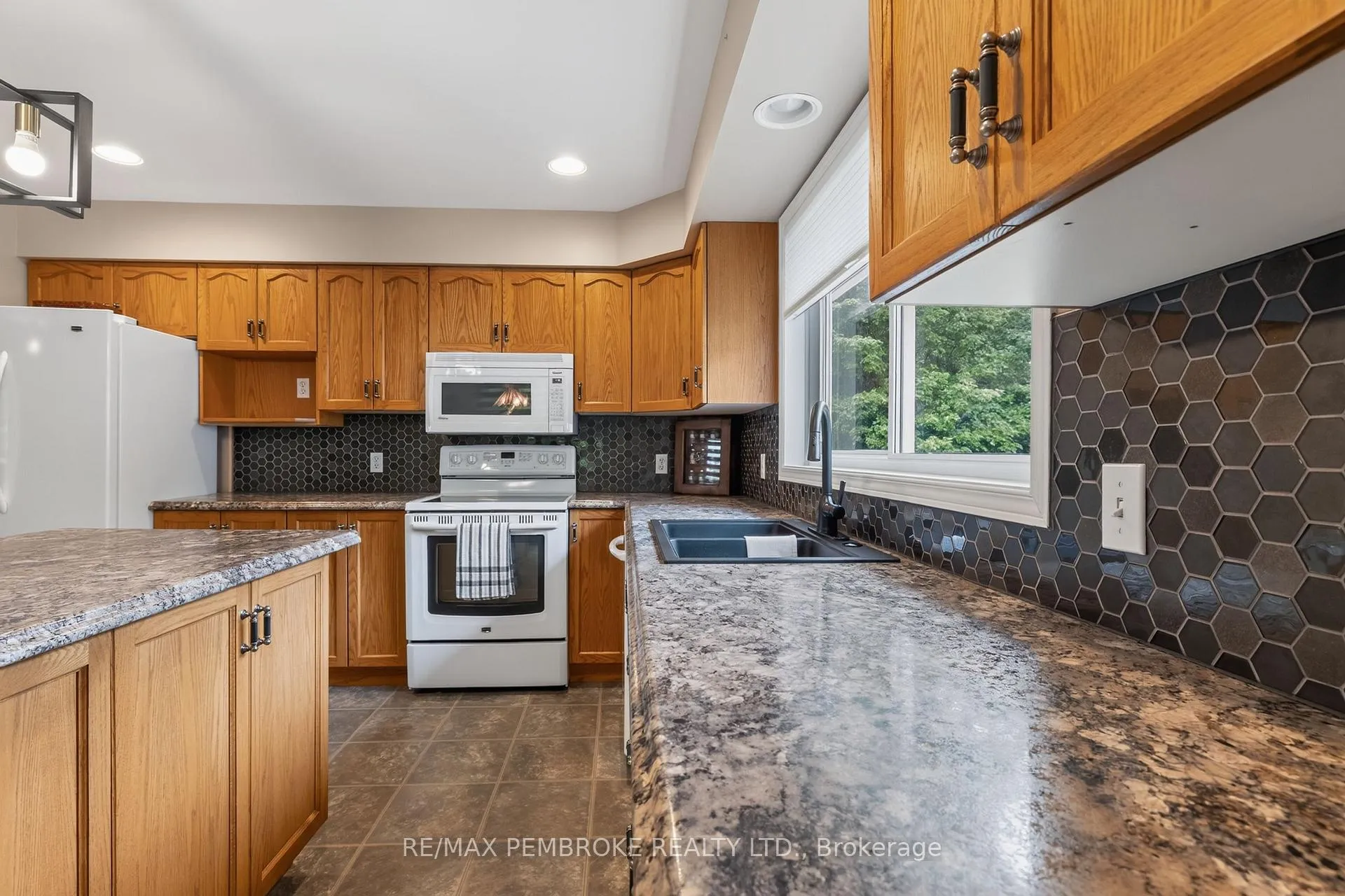 Photo 19 of 246 Blackbay Road, Petawawa, Petawawa — HOMEH