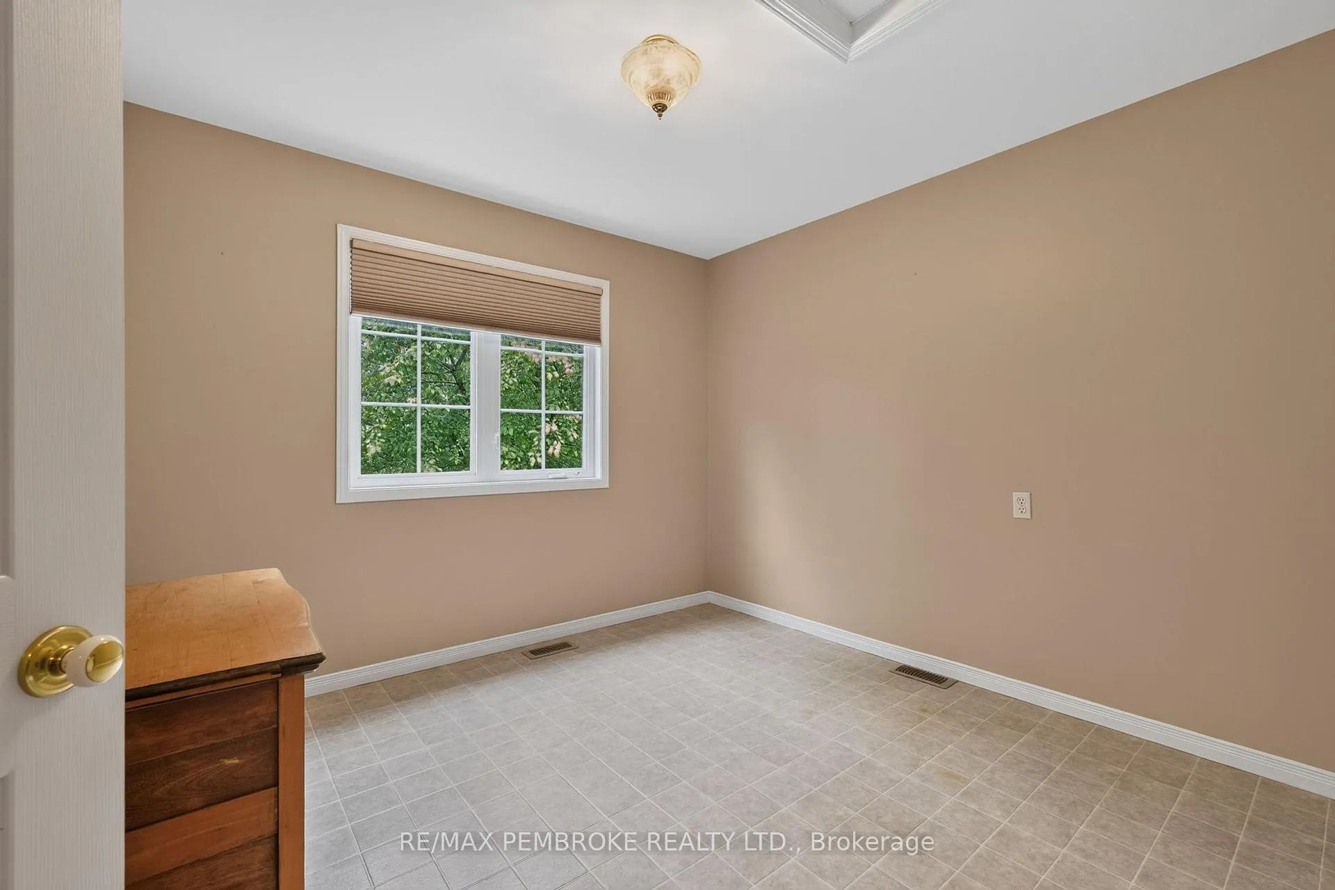 Photo 23 of 246 Blackbay Road, Petawawa, Petawawa — HOMEH